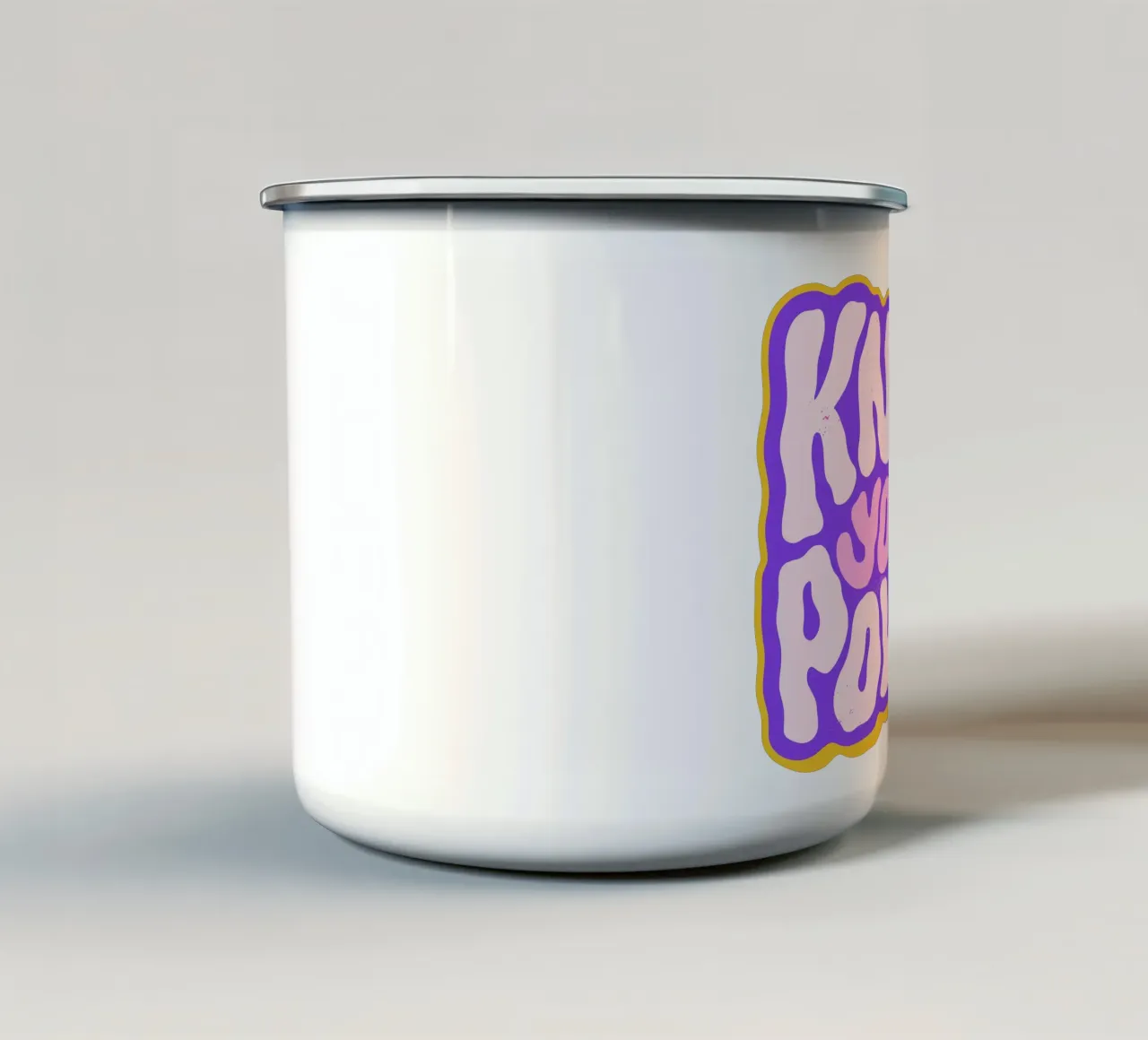 Retro Strength - Dichiarazione di potere femminile tazza in smalto da QuooodZ by MooodzArt