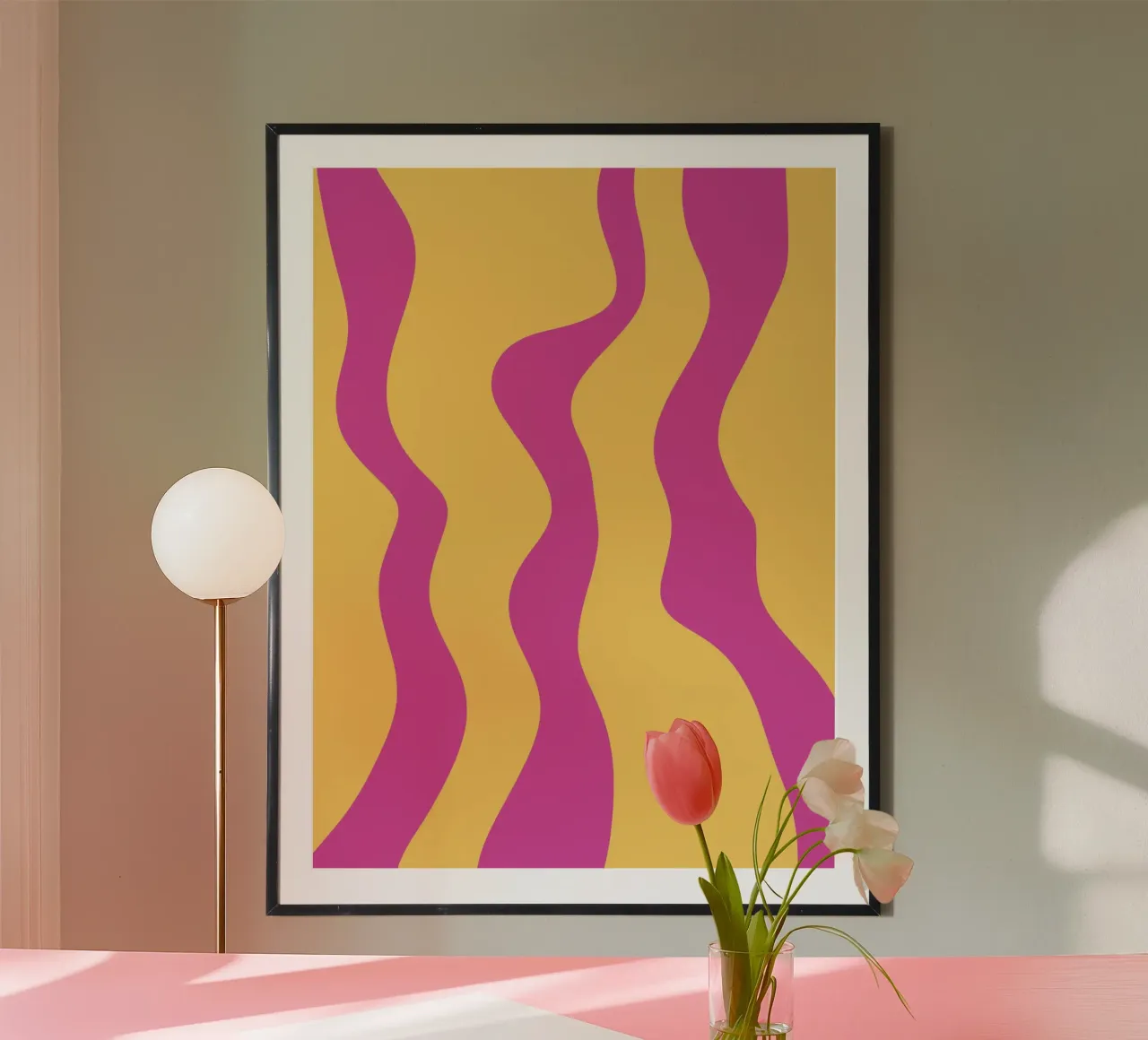 Minimaliste jaune et violet poster avec cadre en plastique de MODERN NUANCE
