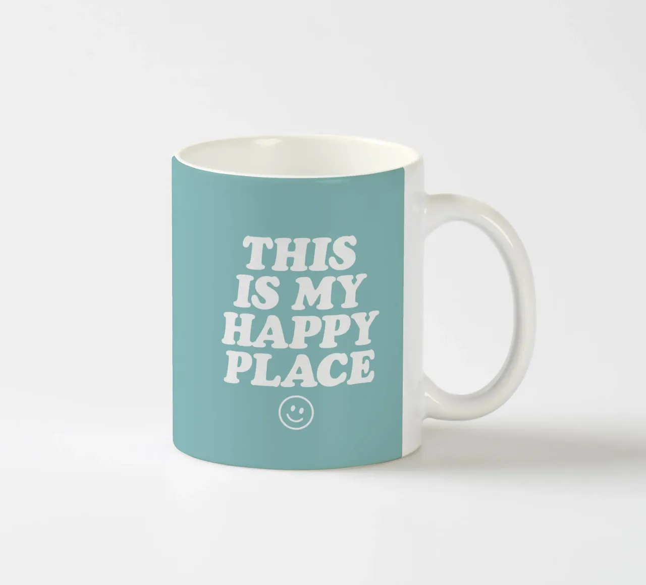 Questo è il mio posto felice Allegro positivo Smiley tipografia tazza in ceramica da THE MOTIVATED TYPE