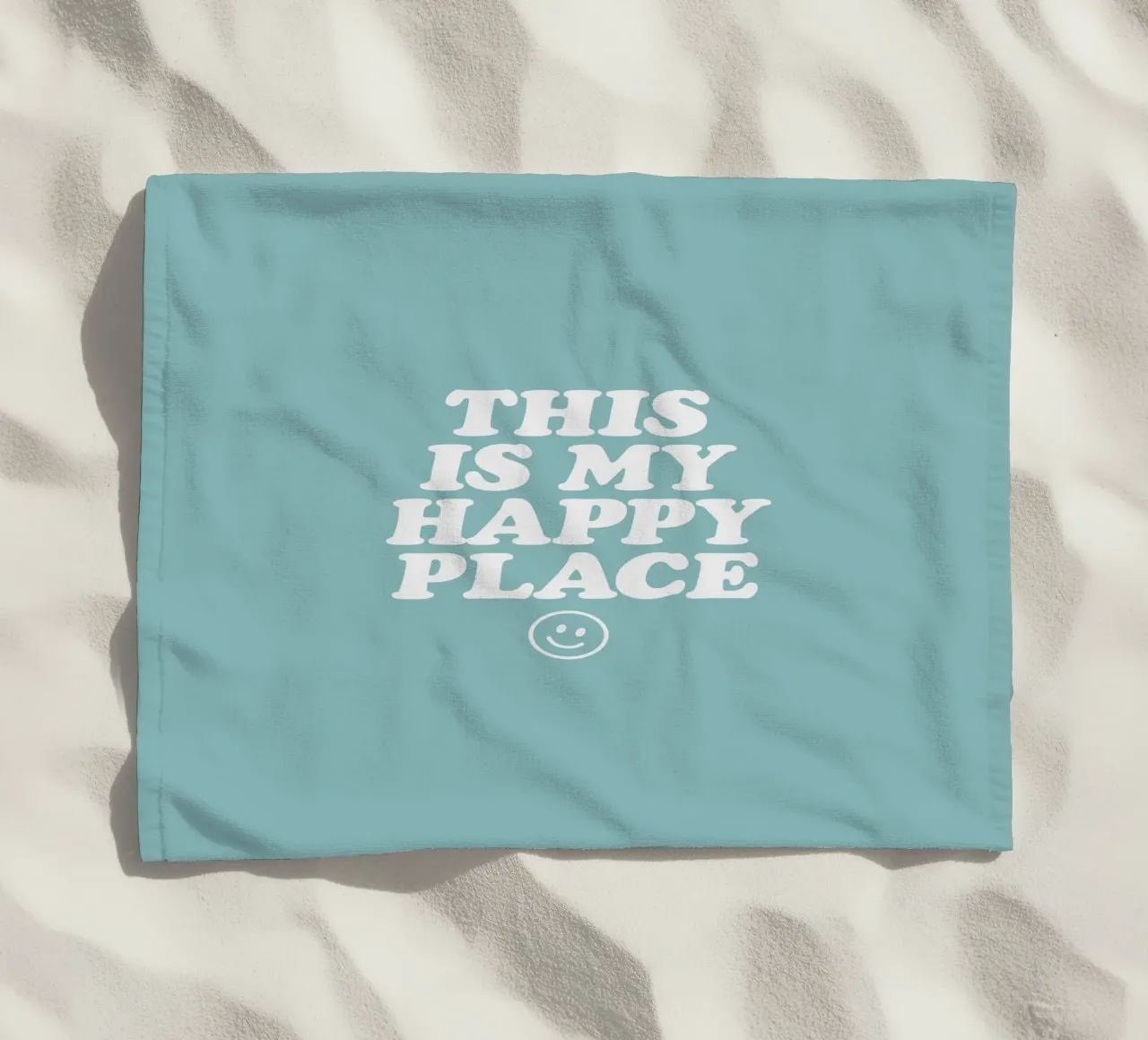 Questo è il mio posto felice Allegro positivo Smiley tipografia telo mare da THE MOTIVATED TYPE