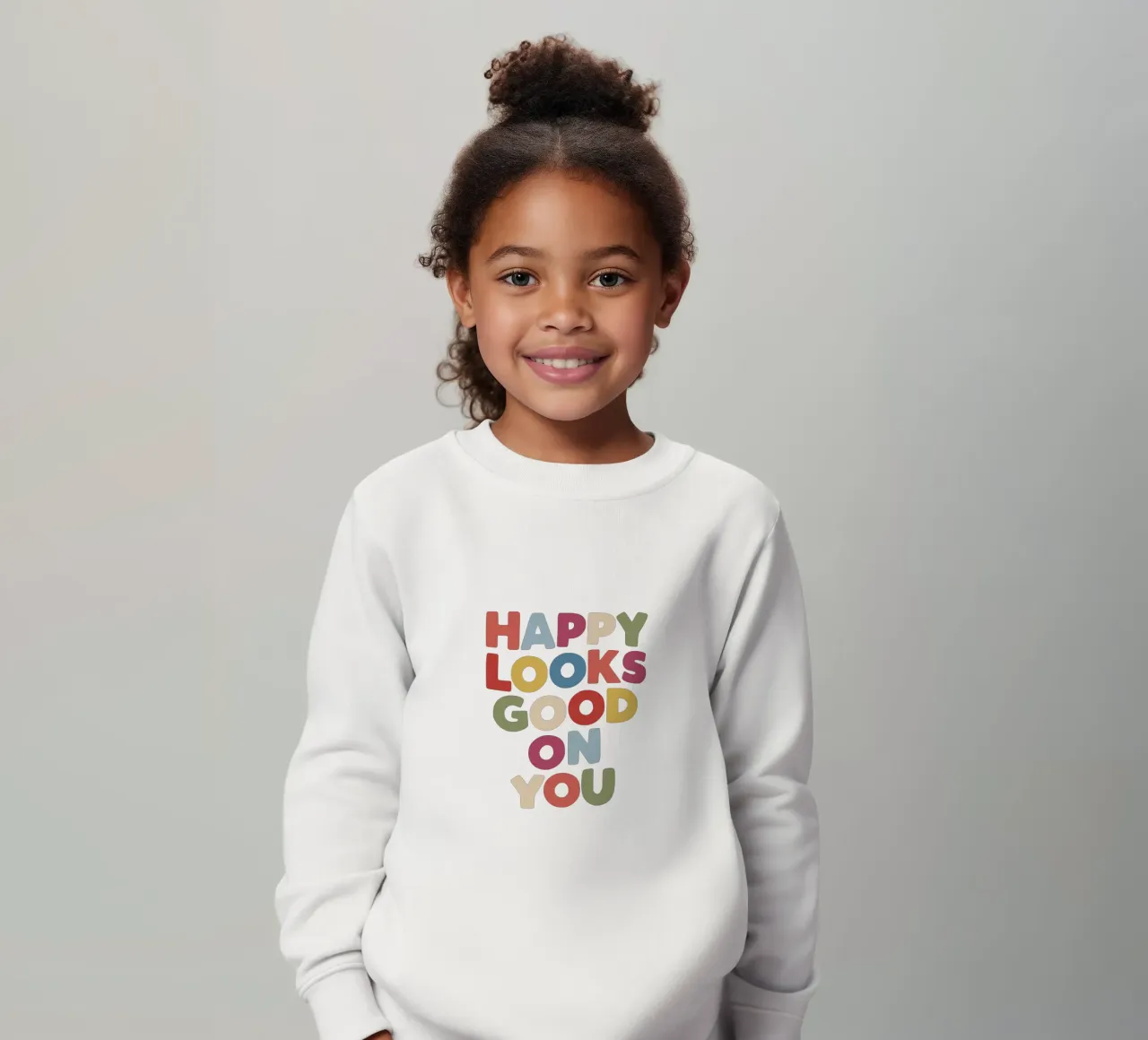 Happy Looks Good on You Vibranti scritte colorate e allegre felpa bambino da THE MOTIVATED TYPE