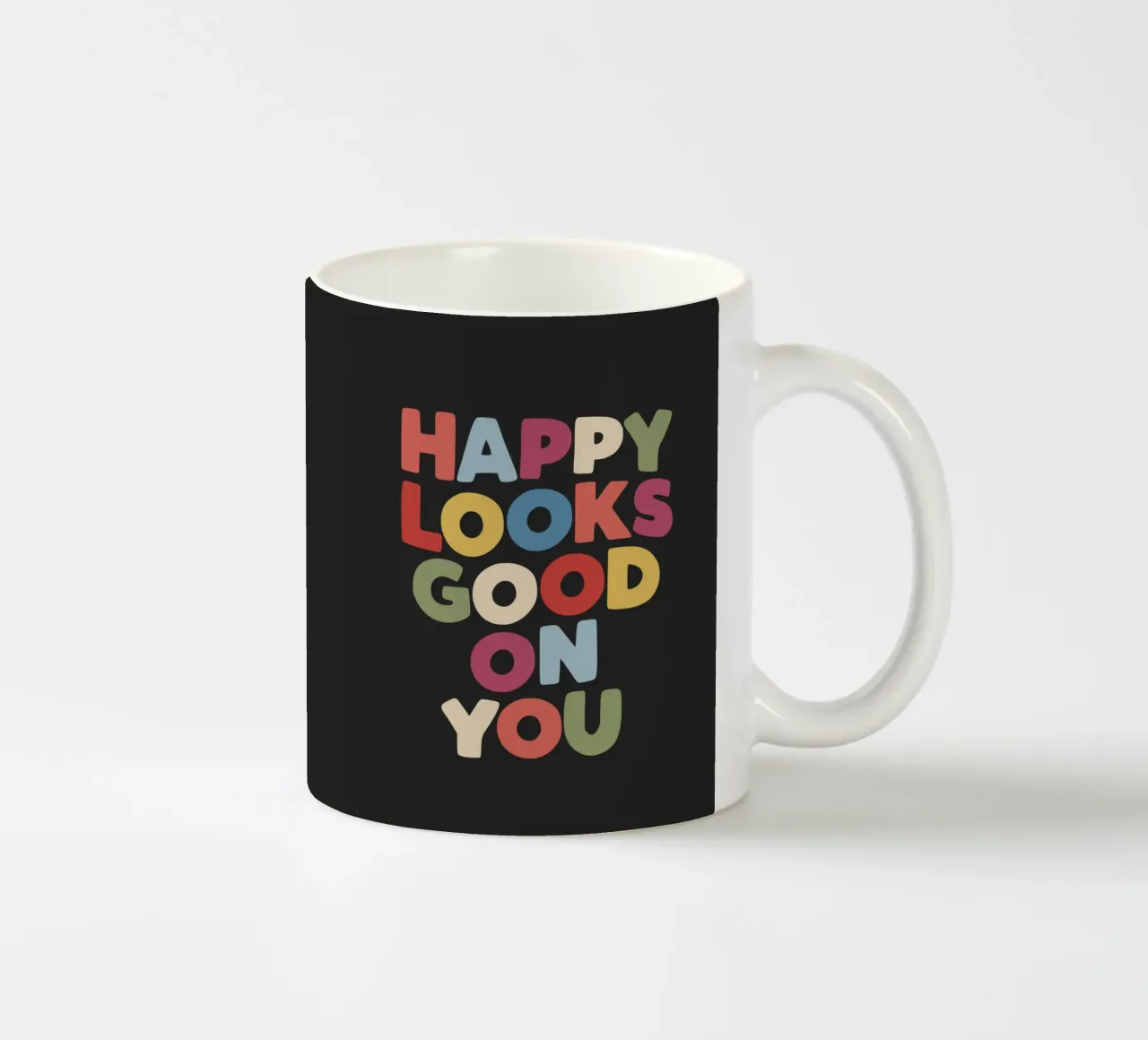 Happy Looks Good on You Vibranti scritte colorate e allegre tazza in ceramica da THE MOTIVATED TYPE