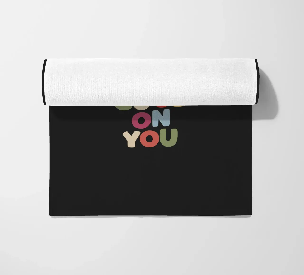 Happy Looks Good on You Vibranti scritte colorate e allegre telo mare da THE MOTIVATED TYPE