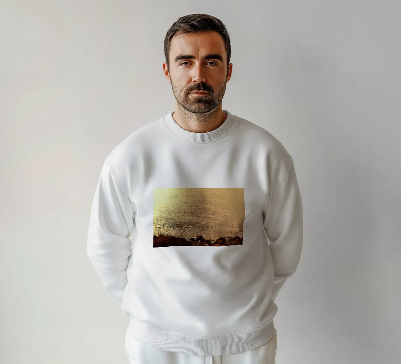 FAA266 LANDSCHAP OCEAAN. GOUDEN LICHT MET ZEEMEEUWEN. sweatshirt van Thierry vobmann photography