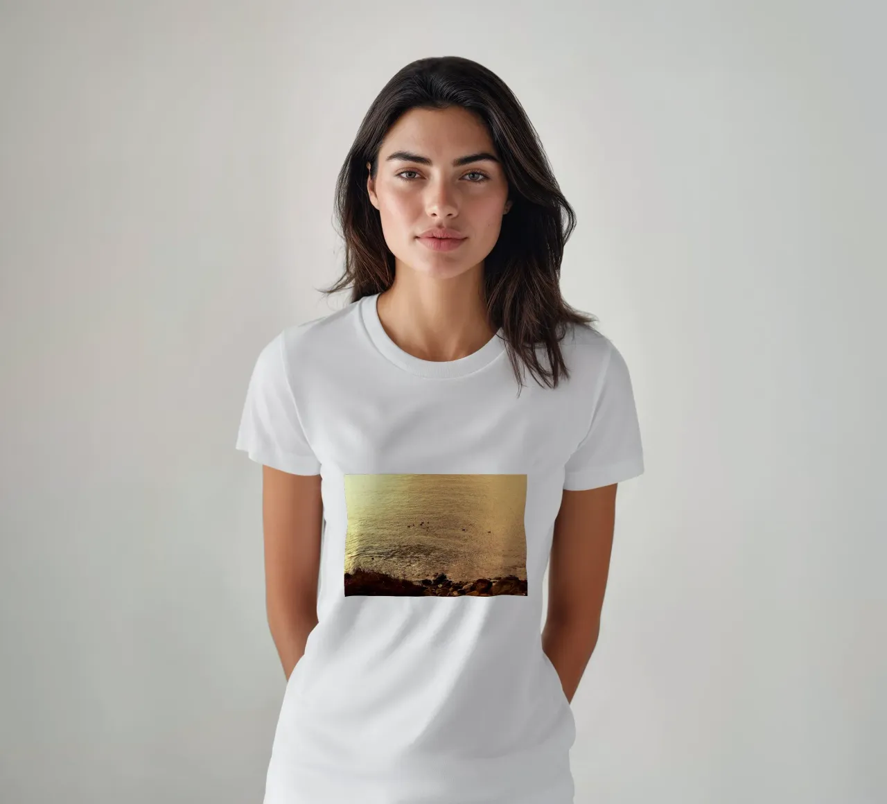 FAA266 LANDSCHAP OCEAAN. GOUDEN LICHT MET ZEEMEEUWEN. t-shirt van Thierry vobmann photography