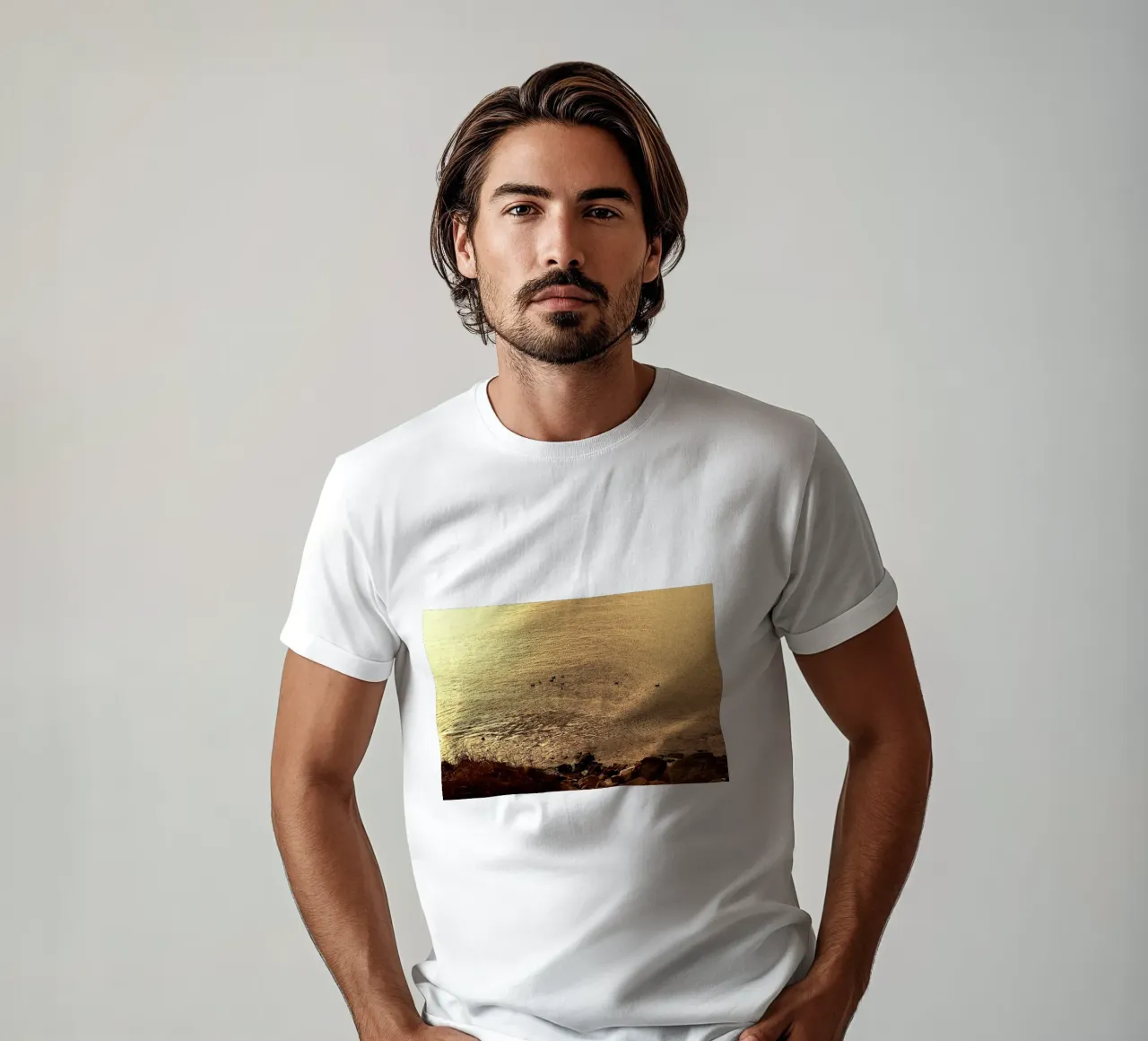 FAA266 LANDSCHAP OCEAAN. GOUDEN LICHT MET ZEEMEEUWEN. t-shirt van Thierry vobmann photography