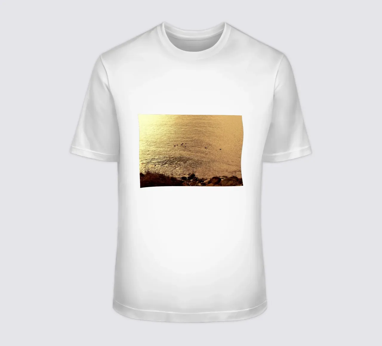 FAA266 LANDSCHAP OCEAAN. GOUDEN LICHT MET ZEEMEEUWEN. t-shirt van Thierry vobmann photography