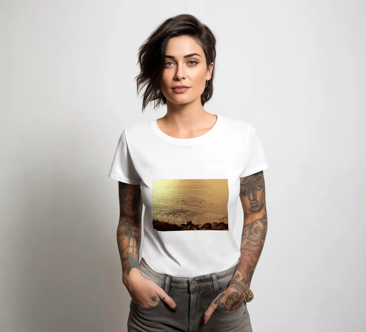 FAA266 LANDSCHAP OCEAAN. GOUDEN LICHT MET ZEEMEEUWEN. dames t-shirt getailleerd van Thierry vobmann photography