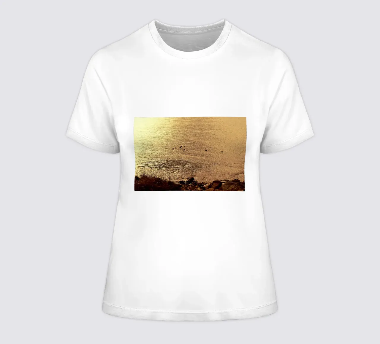 FAA266 LANDSCHAP OCEAAN. GOUDEN LICHT MET ZEEMEEUWEN. dames t-shirt getailleerd van Thierry vobmann photography
