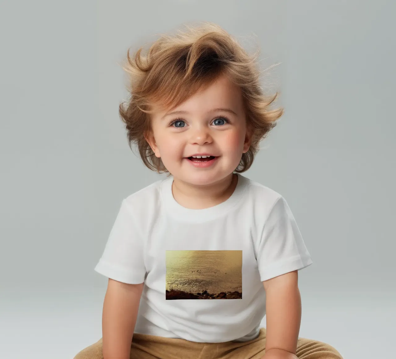 FAA266 LANDSCHAP OCEAAN. GOUDEN LICHT MET ZEEMEEUWEN. baby t-shirt van Thierry vobmann photography