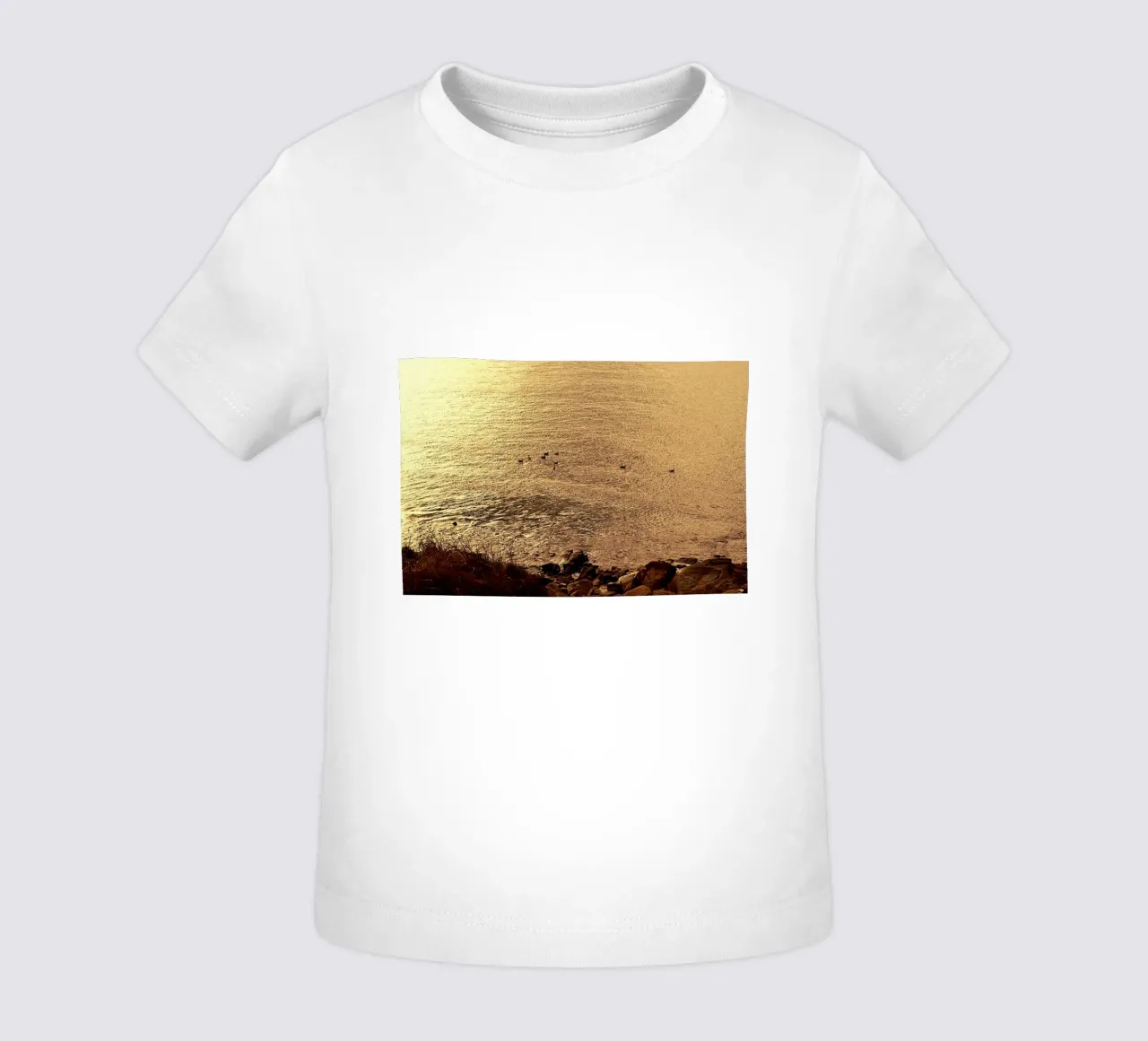 FAA266 LANDSCHAP OCEAAN. GOUDEN LICHT MET ZEEMEEUWEN. baby t-shirt van Thierry vobmann photography
