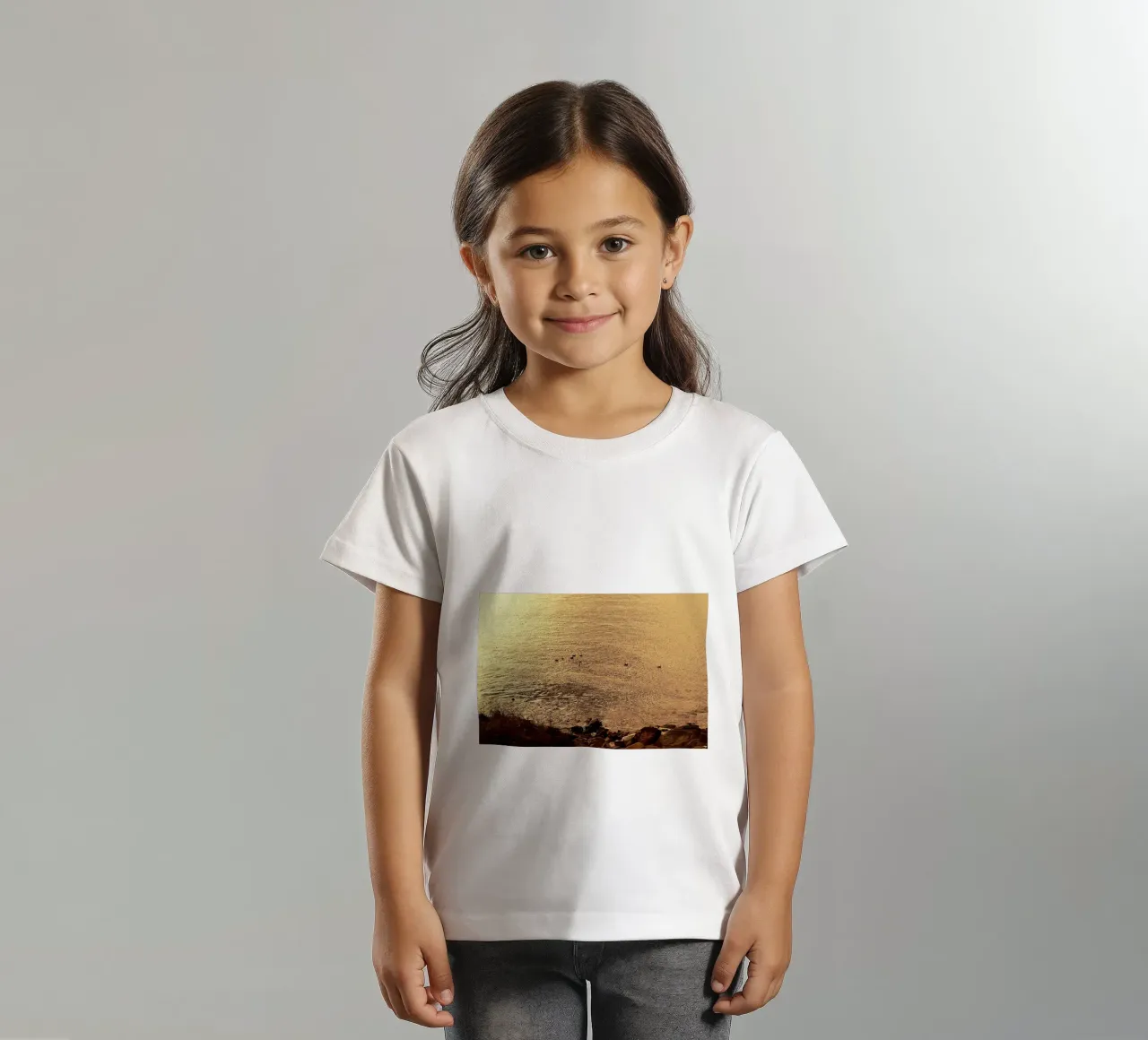 FAA266 LANDSCHAP OCEAAN. GOUDEN LICHT MET ZEEMEEUWEN. kinder t-shirt van Thierry vobmann photography