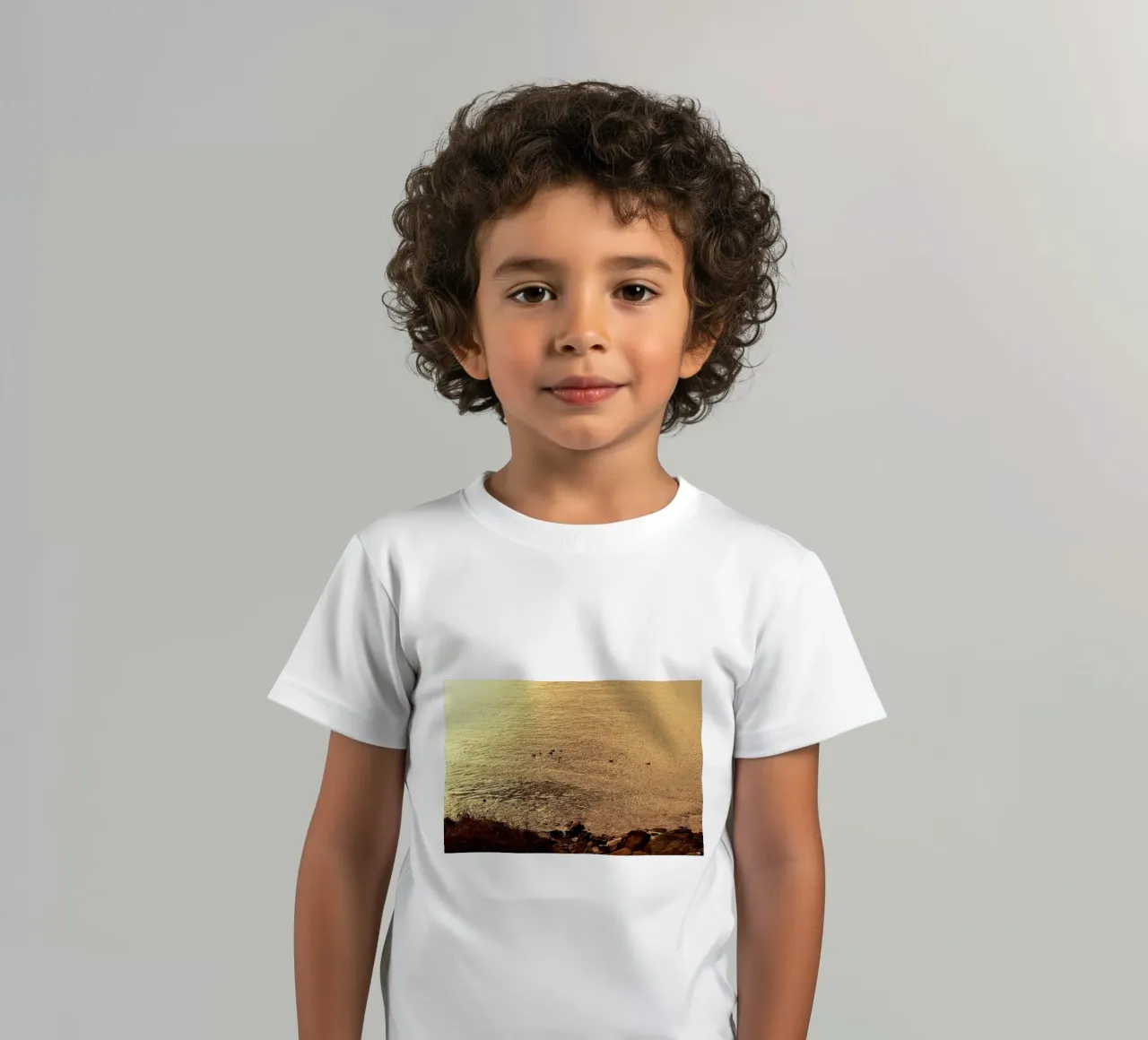 FAA266 LANDSCHAP OCEAAN. GOUDEN LICHT MET ZEEMEEUWEN. kinder t-shirt van Thierry vobmann photography