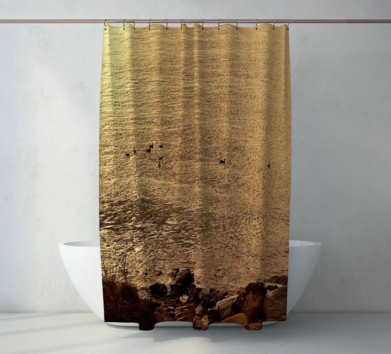 FAA266 LANDSCHAP OCEAAN. GOUDEN LICHT MET ZEEMEEUWEN. douchegordijn van Thierry vobmann photography