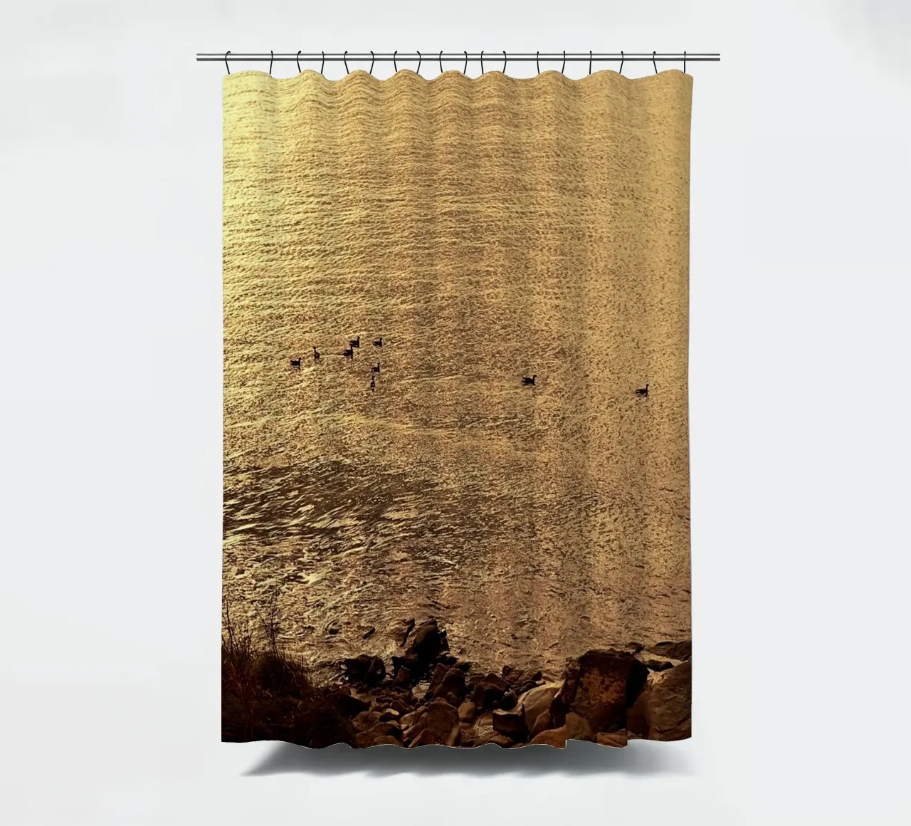 FAA266 LANDSCHAP OCEAAN. GOUDEN LICHT MET ZEEMEEUWEN. douchegordijn van Thierry vobmann photography