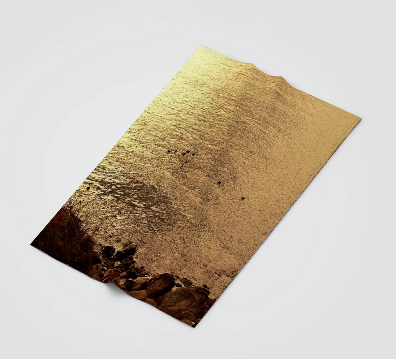 FAA266 LANDSCHAP OCEAAN. GOUDEN LICHT MET ZEEMEEUWEN. fleecedeken van Thierry vobmann photography