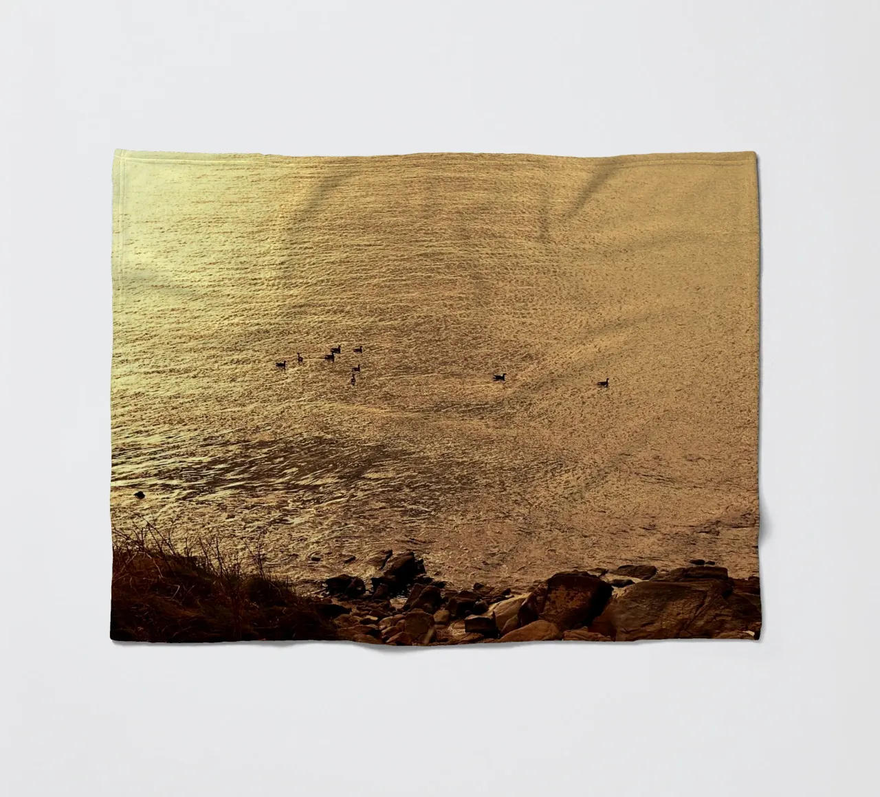 FAA266 LANDSCHAP OCEAAN. GOUDEN LICHT MET ZEEMEEUWEN. fleecedeken van Thierry vobmann photography