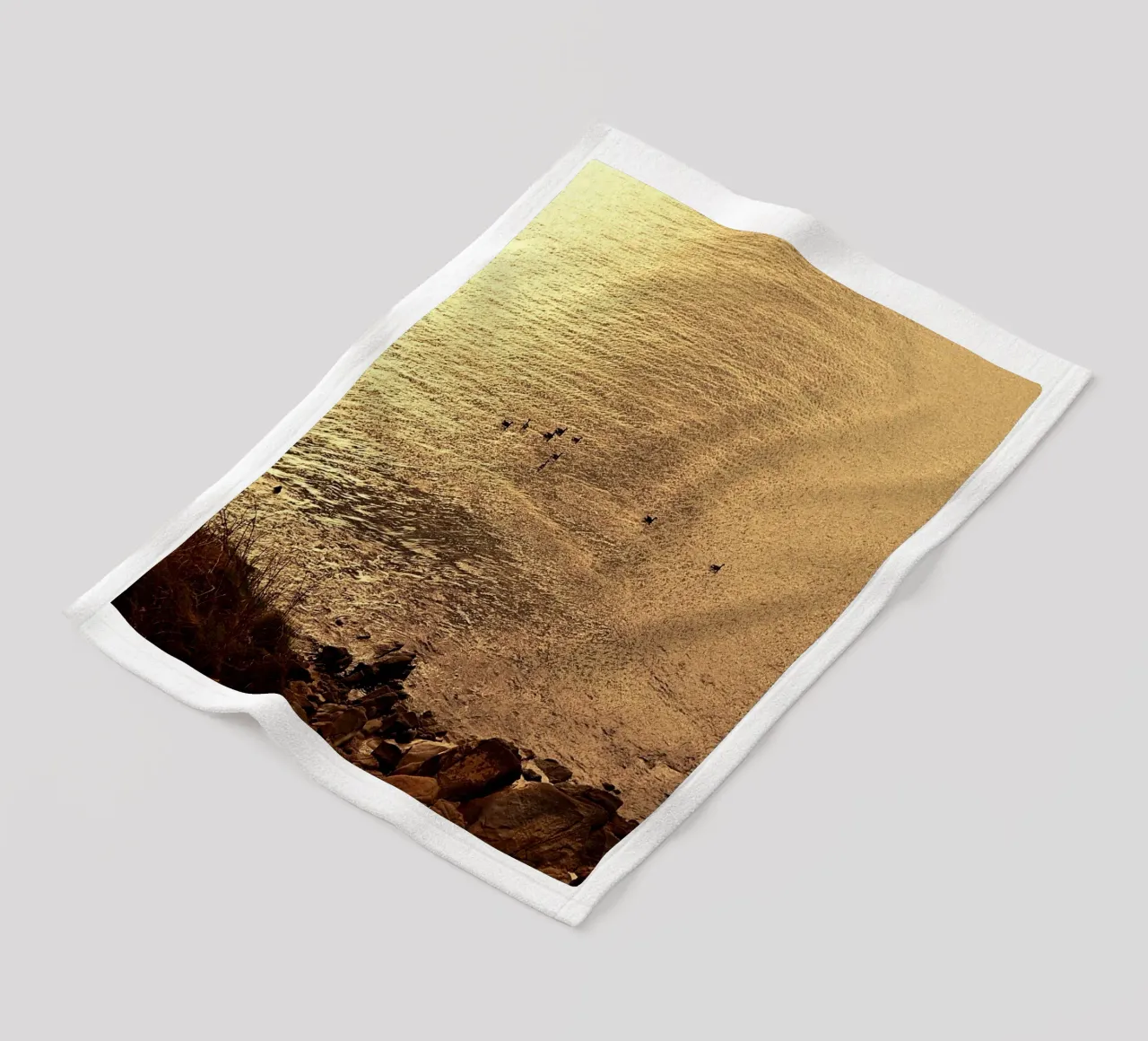 FAA266 LANDSCHAP OCEAAN. GOUDEN LICHT MET ZEEMEEUWEN. fleecedeken van Thierry vobmann photography