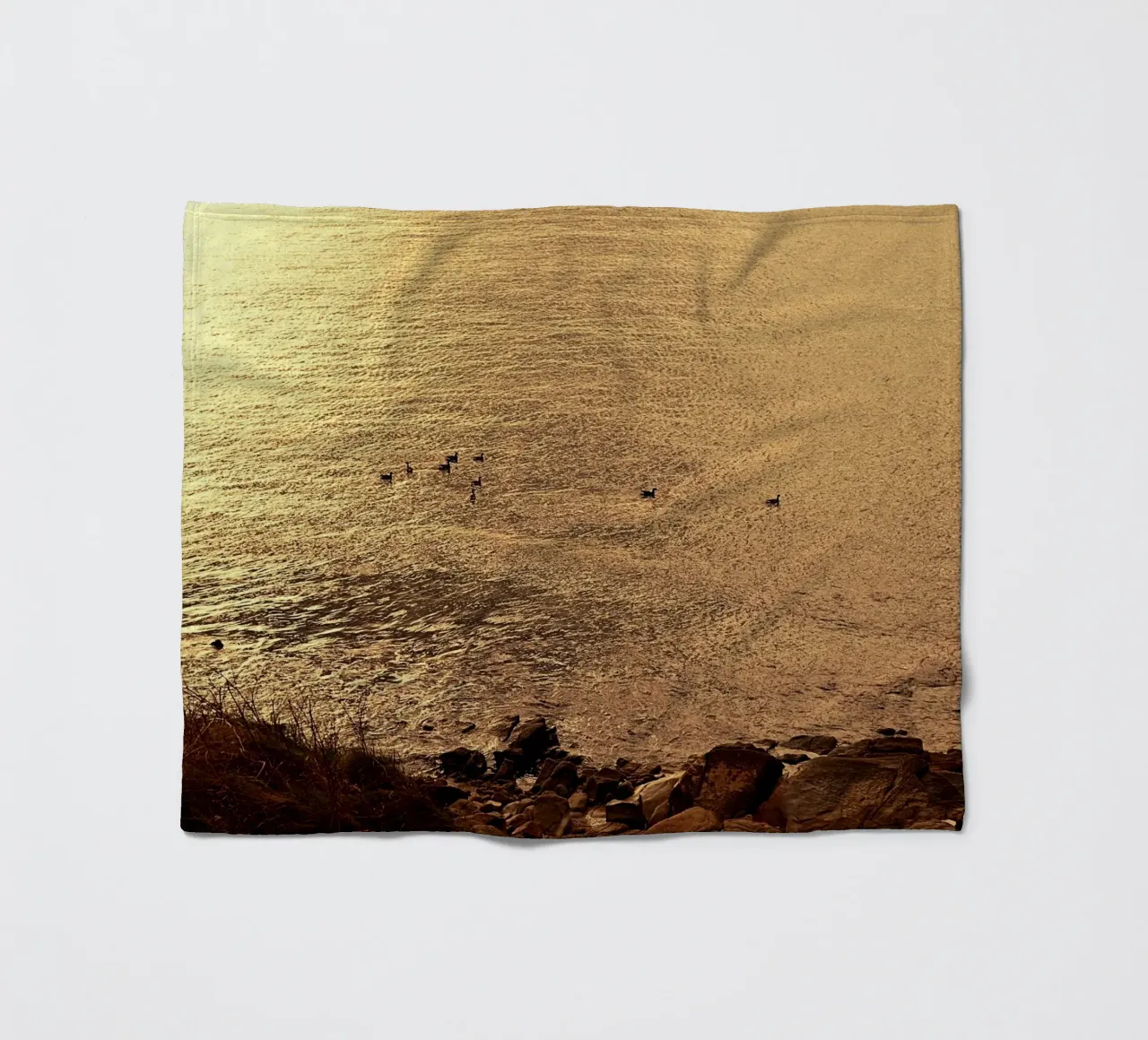 FAA266 LANDSCHAP OCEAAN. GOUDEN LICHT MET ZEEMEEUWEN. fleecedeken van Thierry vobmann photography