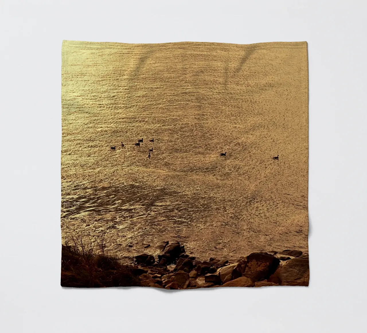 FAA266 LANDSCHAP OCEAAN. GOUDEN LICHT MET ZEEMEEUWEN. fleecedeken van Thierry vobmann photography