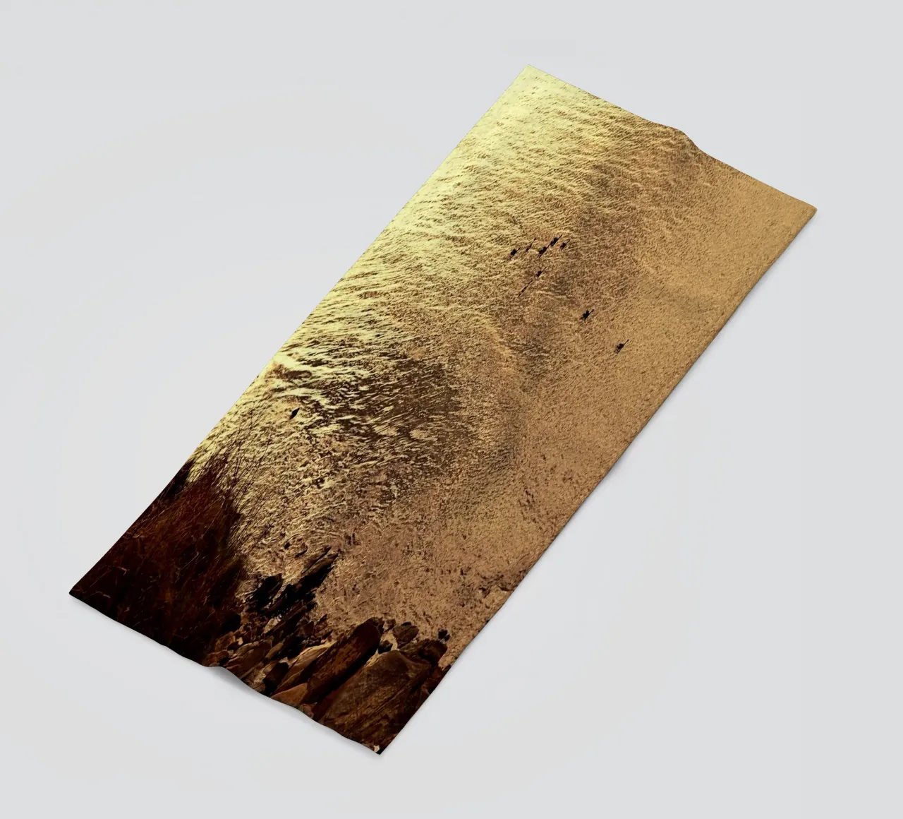 FAA266 LANDSCHAP OCEAAN. GOUDEN LICHT MET ZEEMEEUWEN. strandhanddoek van Thierry vobmann photography