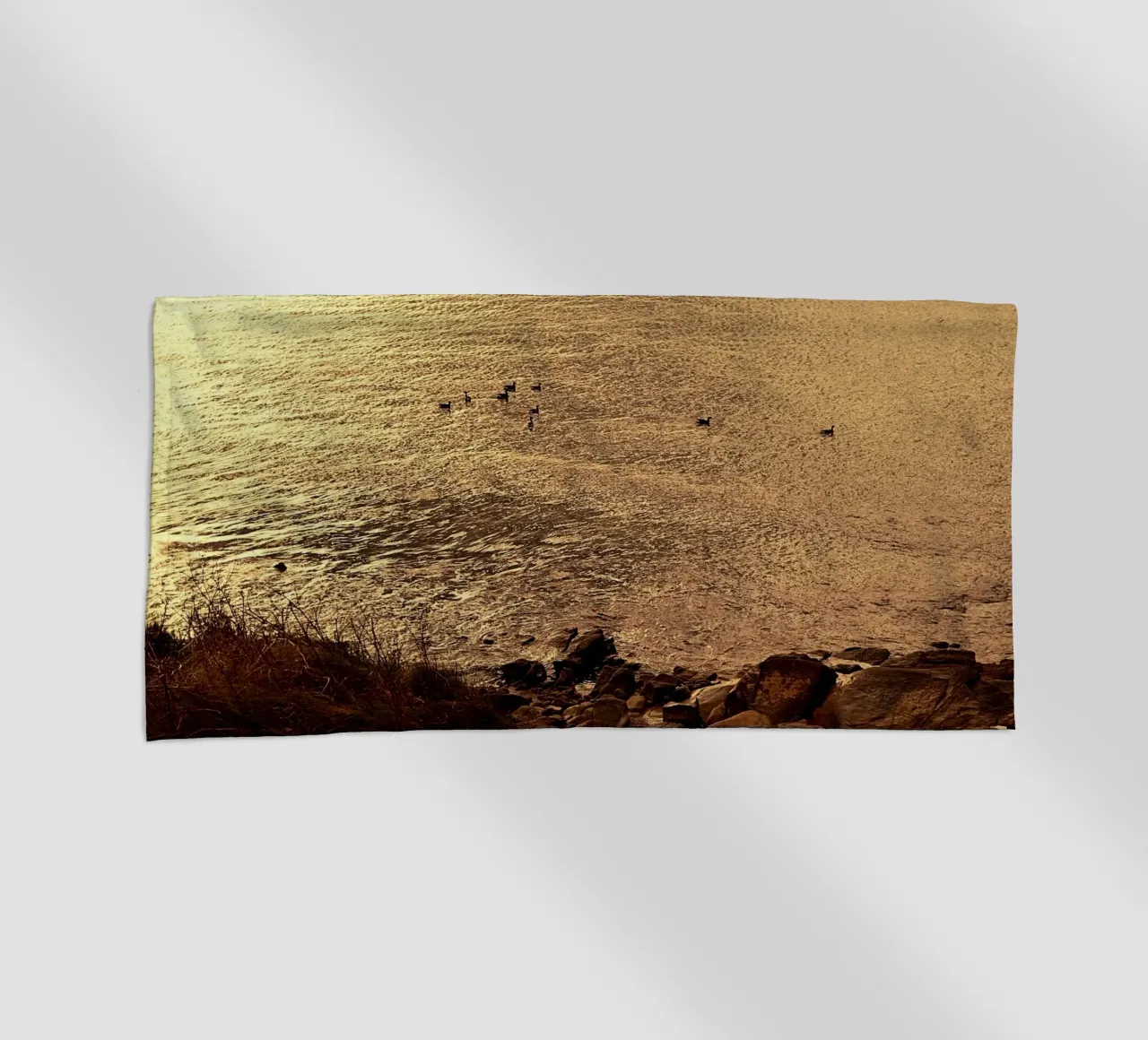 FAA266 LANDSCHAP OCEAAN. GOUDEN LICHT MET ZEEMEEUWEN. strandhanddoek van Thierry vobmann photography