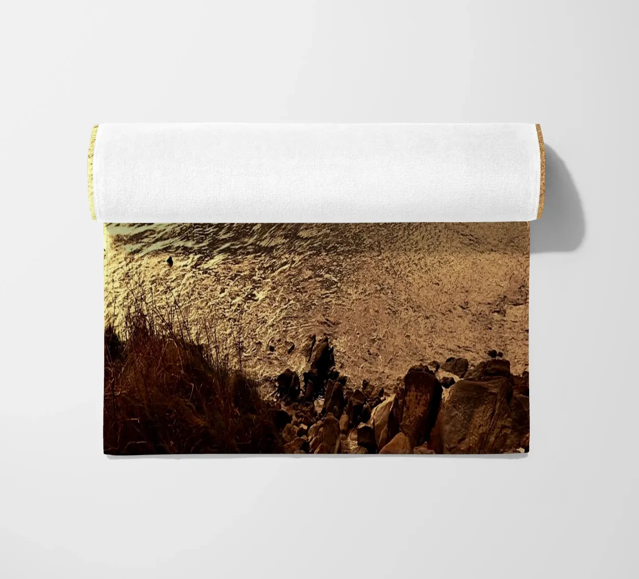 FAA266 LANDSCHAP OCEAAN. GOUDEN LICHT MET ZEEMEEUWEN. strandhanddoek van Thierry vobmann photography