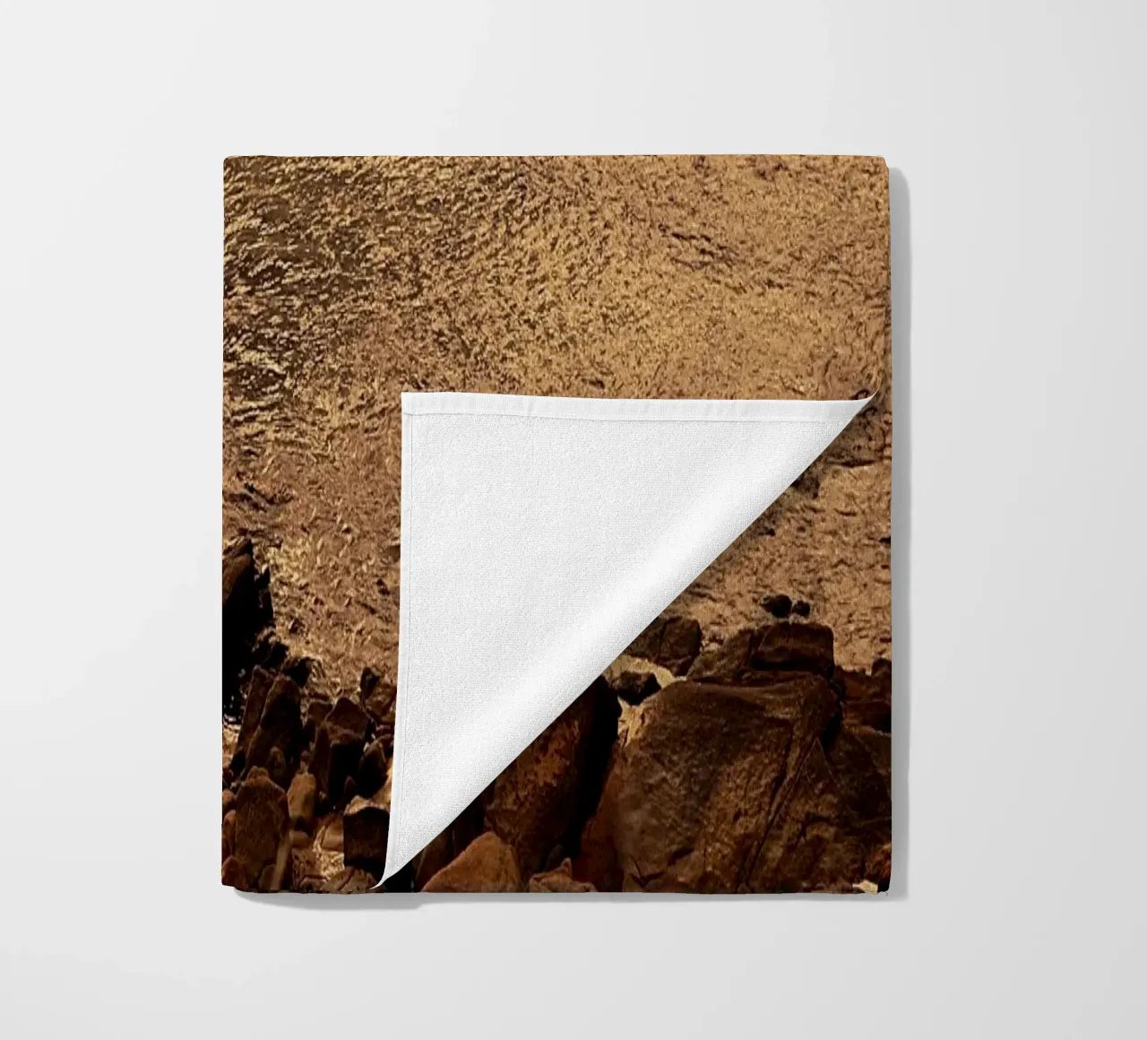 FAA266 LANDSCHAP OCEAAN. GOUDEN LICHT MET ZEEMEEUWEN. strandhanddoek van Thierry vobmann photography