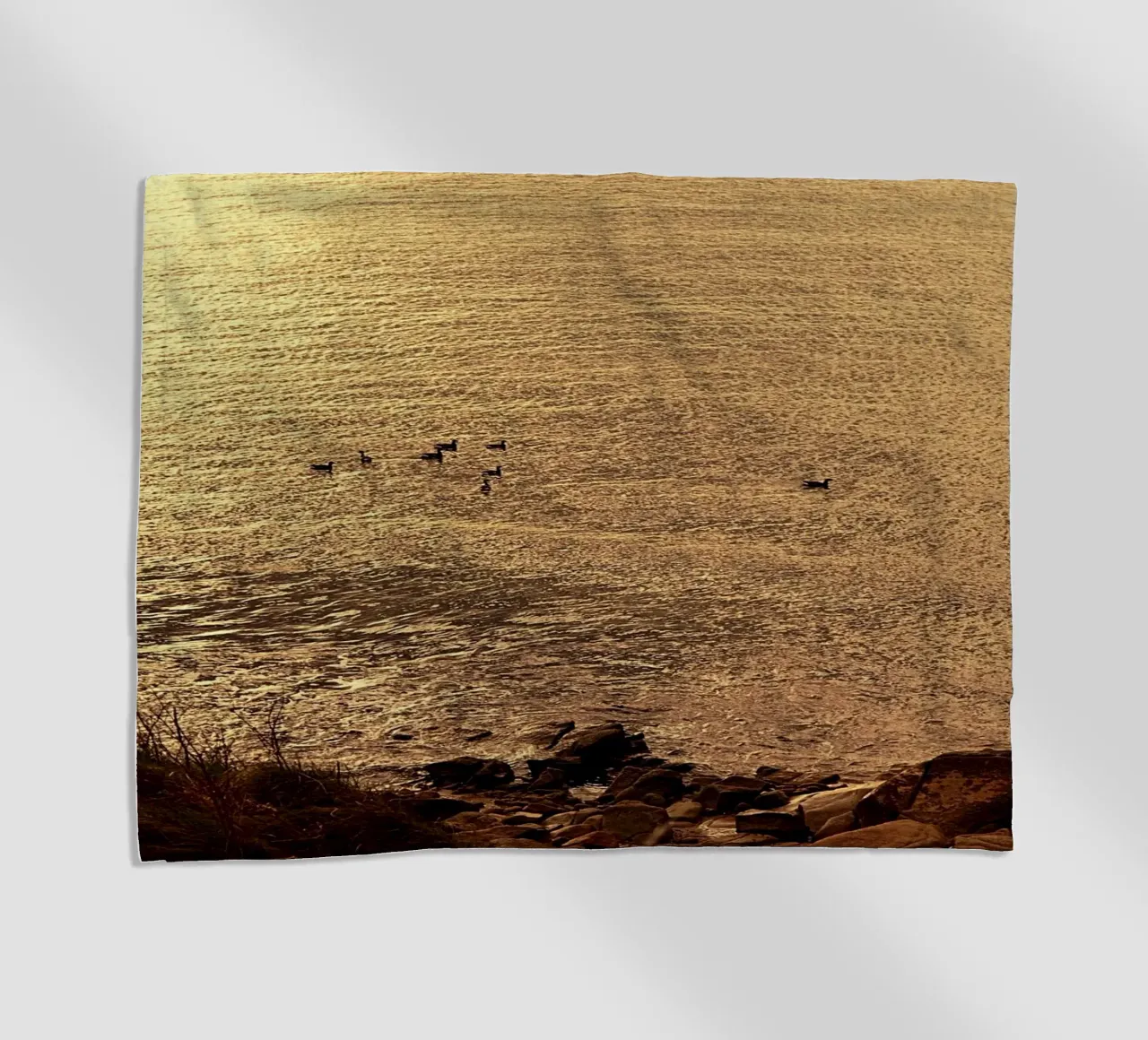 FAA266 LANDSCHAP OCEAAN. GOUDEN LICHT MET ZEEMEEUWEN. strandhanddoek van Thierry vobmann photography