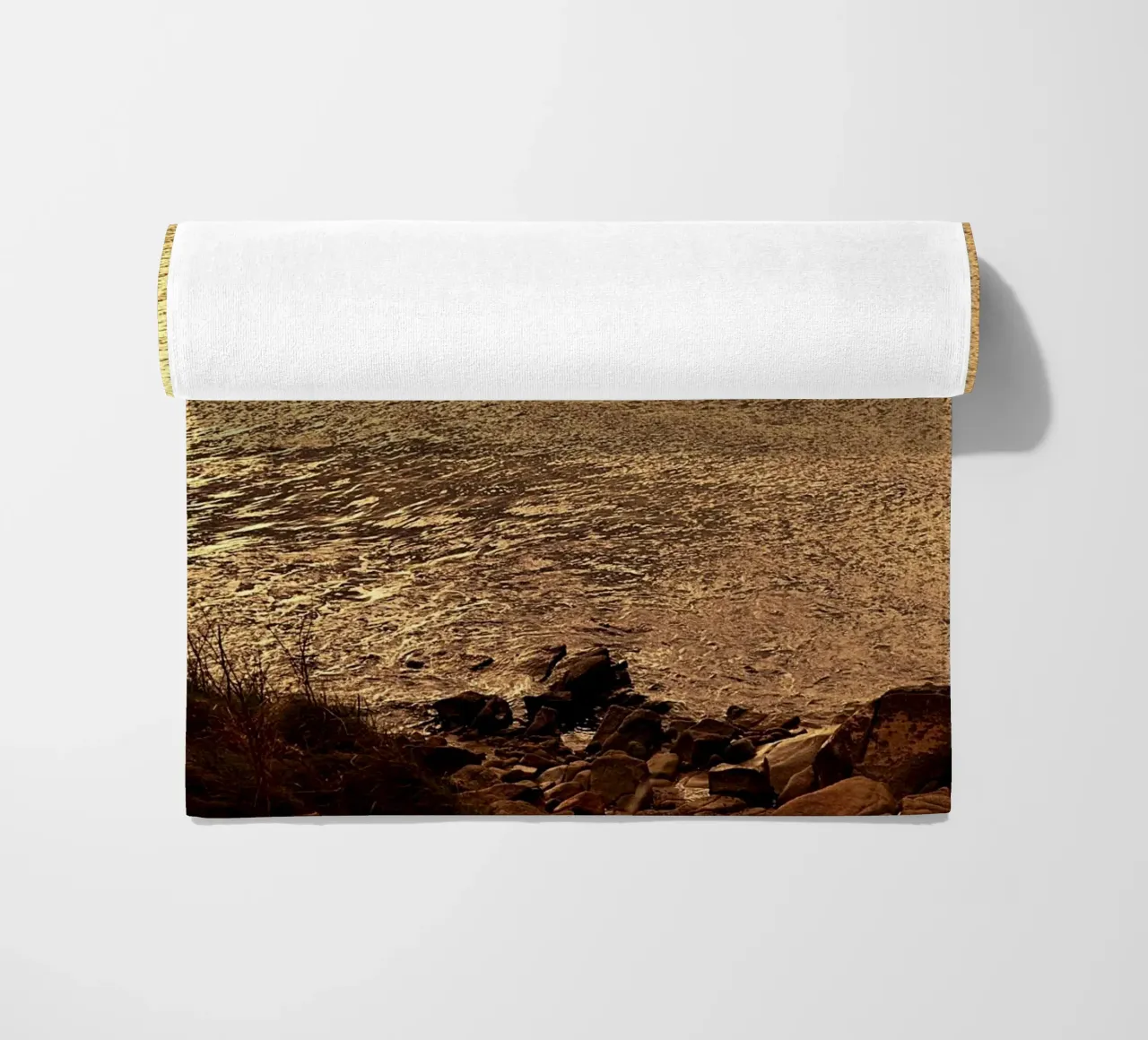 FAA266 LANDSCHAP OCEAAN. GOUDEN LICHT MET ZEEMEEUWEN. strandhanddoek van Thierry vobmann photography