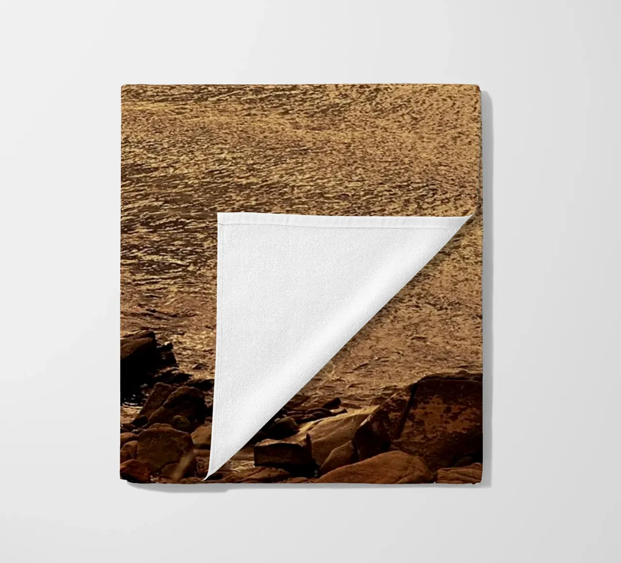 FAA266 LANDSCHAP OCEAAN. GOUDEN LICHT MET ZEEMEEUWEN. strandhanddoek van Thierry vobmann photography