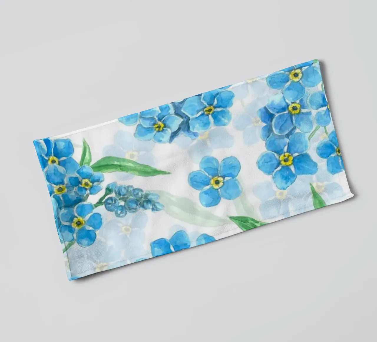 Fiori di dimenticanza su bianco asciugamano da bagno da Painted Nature