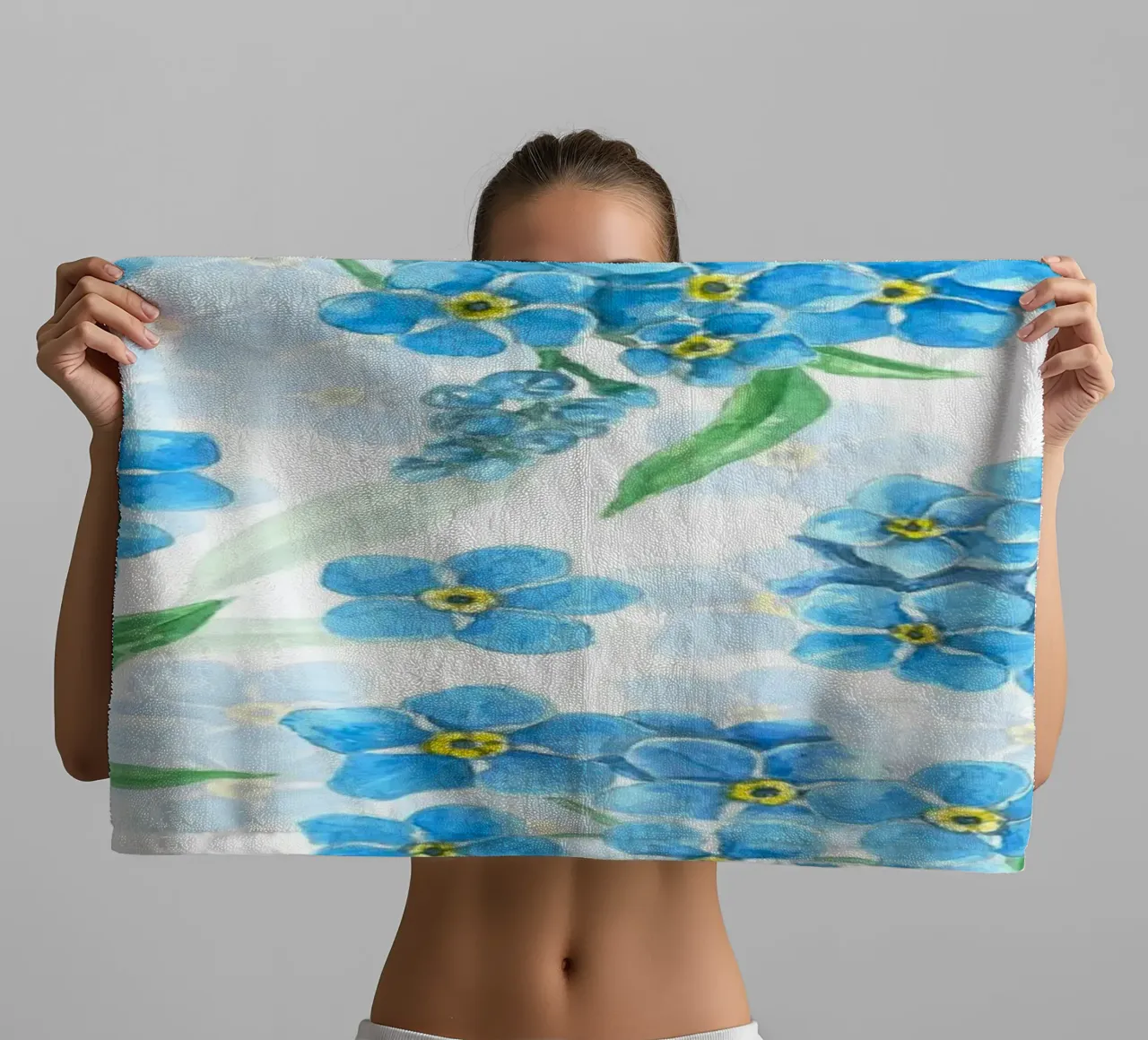 Fiori di dimenticanza su bianco asciugamano da bagno da Painted Nature