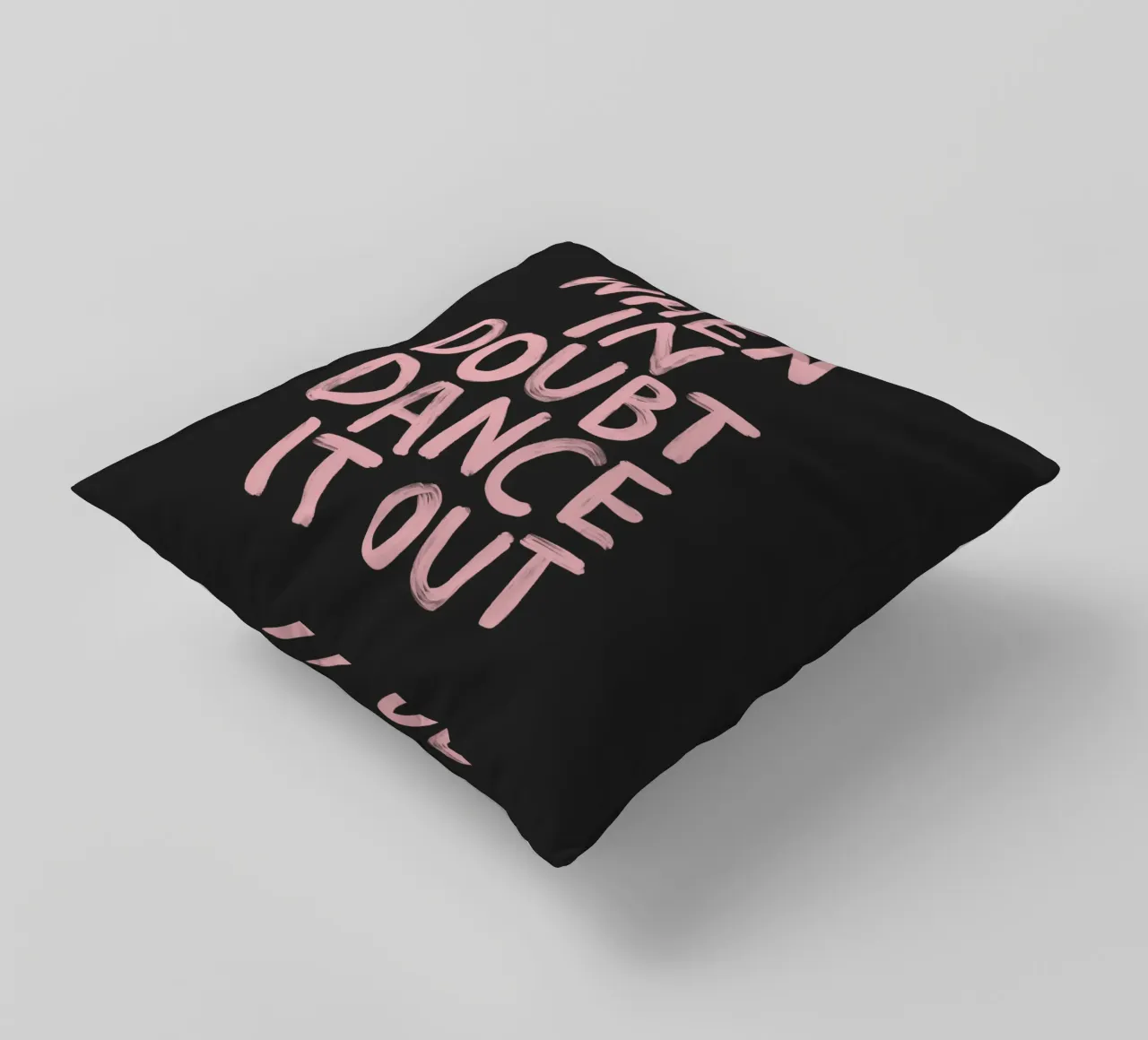 Quando si è in dubbio si balla in rosa nero con scritte sgargianti cuscino da THE MOTIVATED TYPE