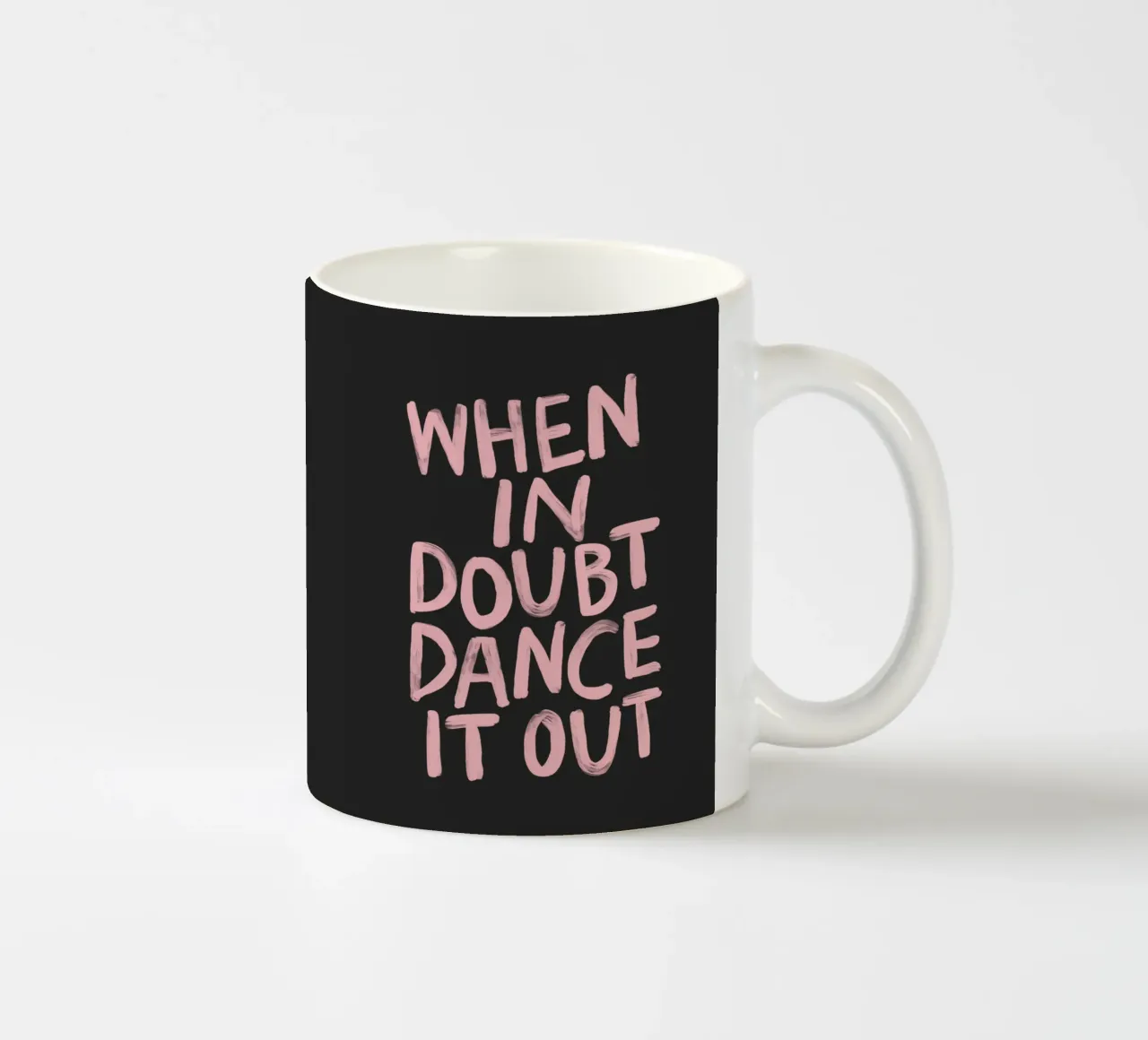 Quando si è in dubbio si balla in rosa nero con scritte sgargianti tazza in ceramica da THE MOTIVATED TYPE