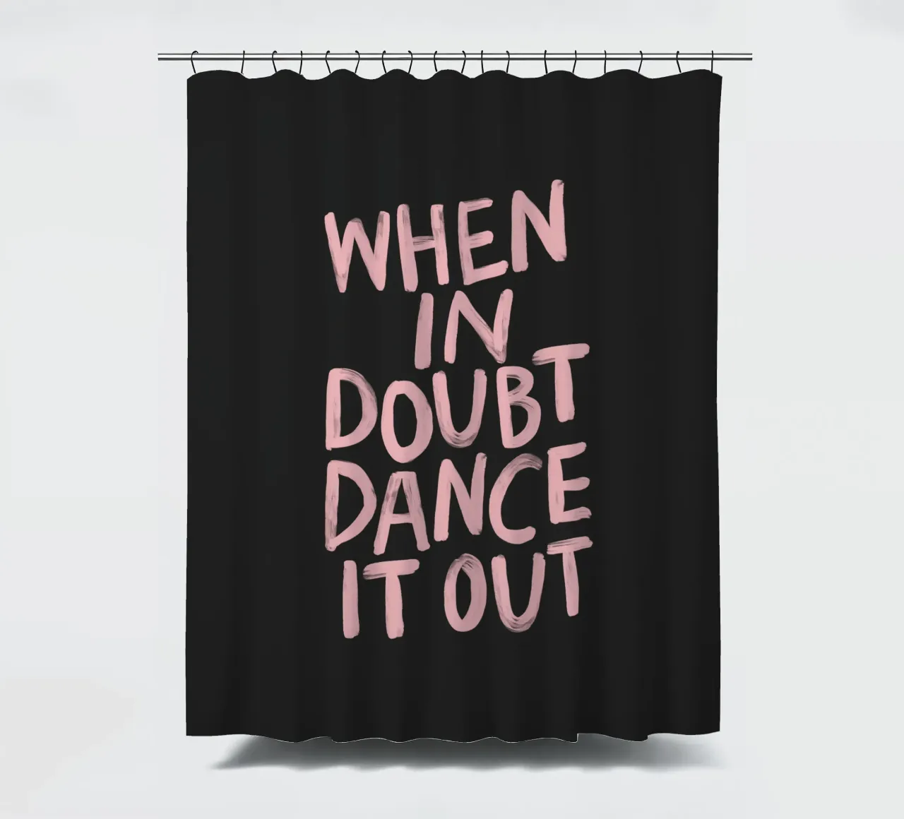 Quando si è in dubbio si balla in rosa nero con scritte sgargianti tenda da doccia da THE MOTIVATED TYPE