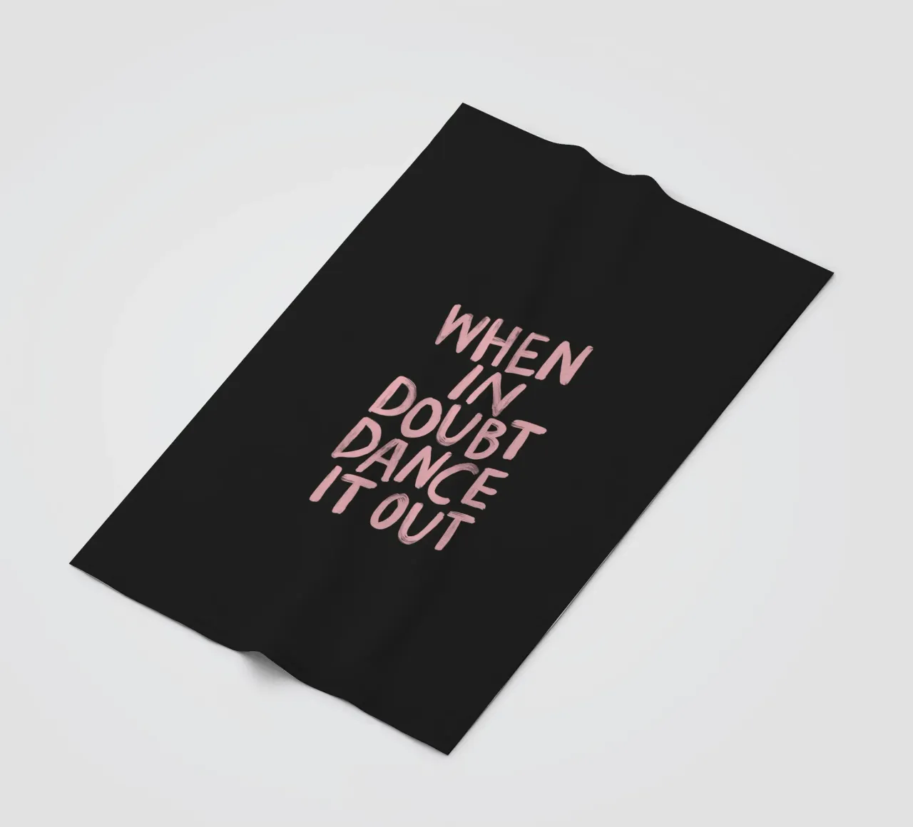 Quando si è in dubbio si balla in rosa nero con scritte sgargianti coperta in pile da THE MOTIVATED TYPE