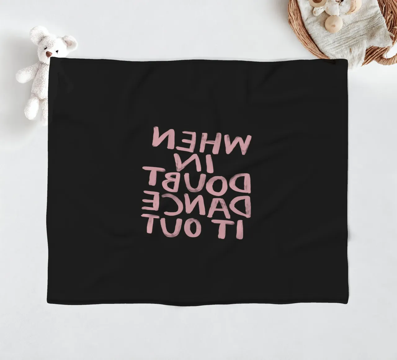 Quando si è in dubbio si balla in rosa nero con scritte sgargianti coperta in pile da THE MOTIVATED TYPE