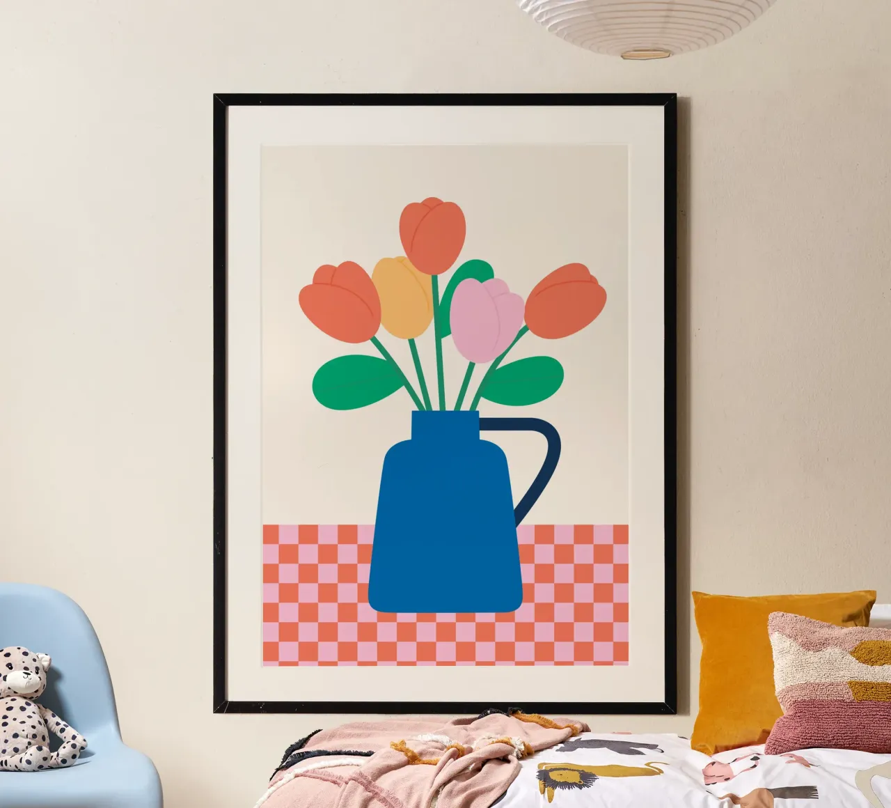 Vaso blu con tulipani rossi poster con telaio in plastica da Susann Stefanizen