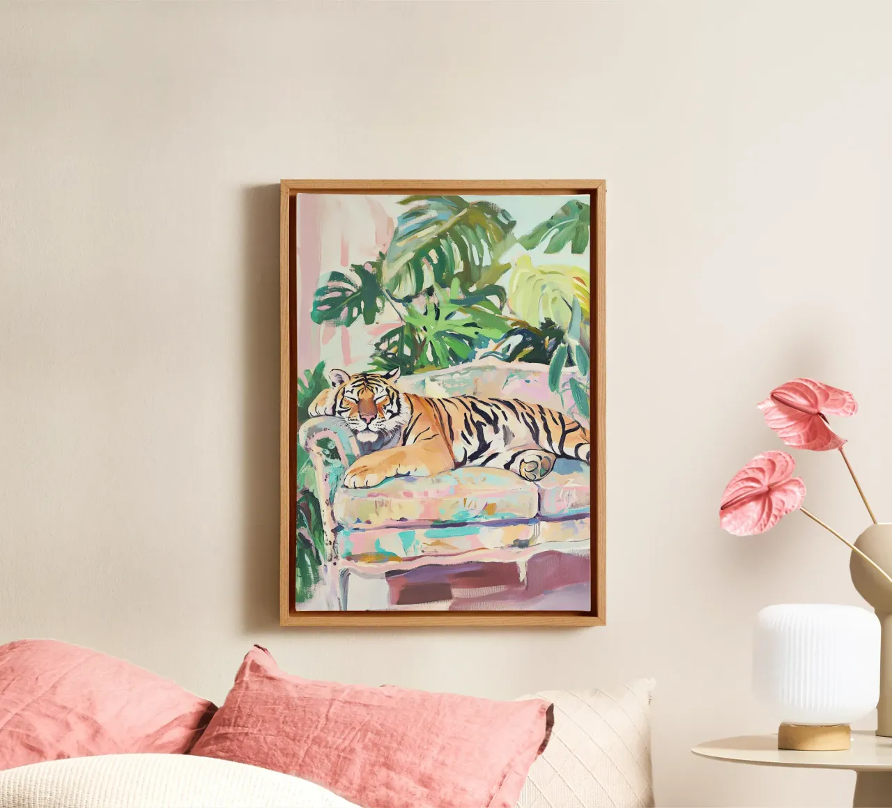 El tigre en el sofá lienzo con Marco flotante de ArtByNiki