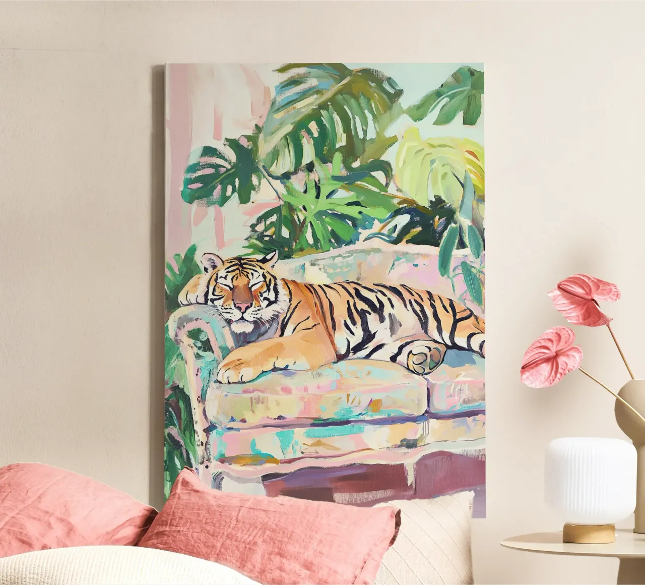 El tigre en el sofá lienzo con Marco flotante de ArtByNiki
