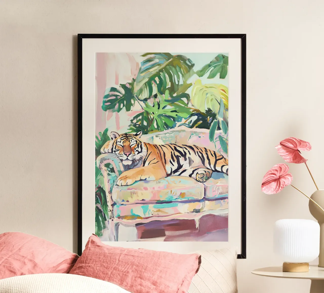 Le tigre sur le canapé poster avec cadre en aluminium de ArtByNiki
