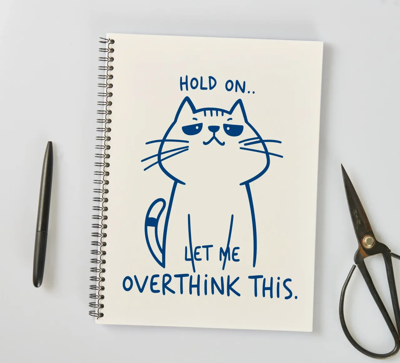 Overthink Cat - Laisse-moi réfléchir un instant carnet à spirale de QuooodZ by MooodzArt