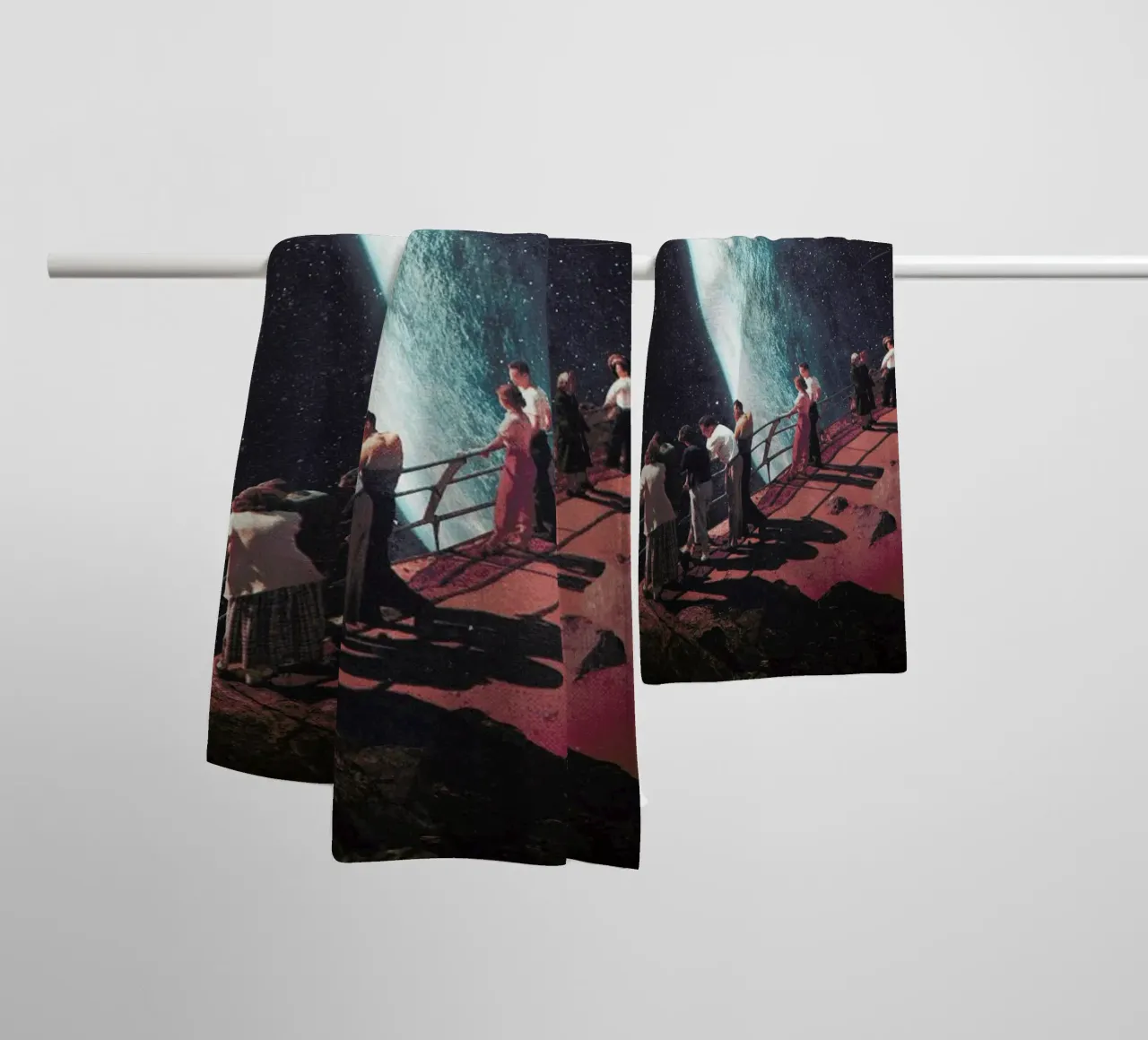 Missing the Ones We Left Behind asciugamano da bagno da Frank Moth