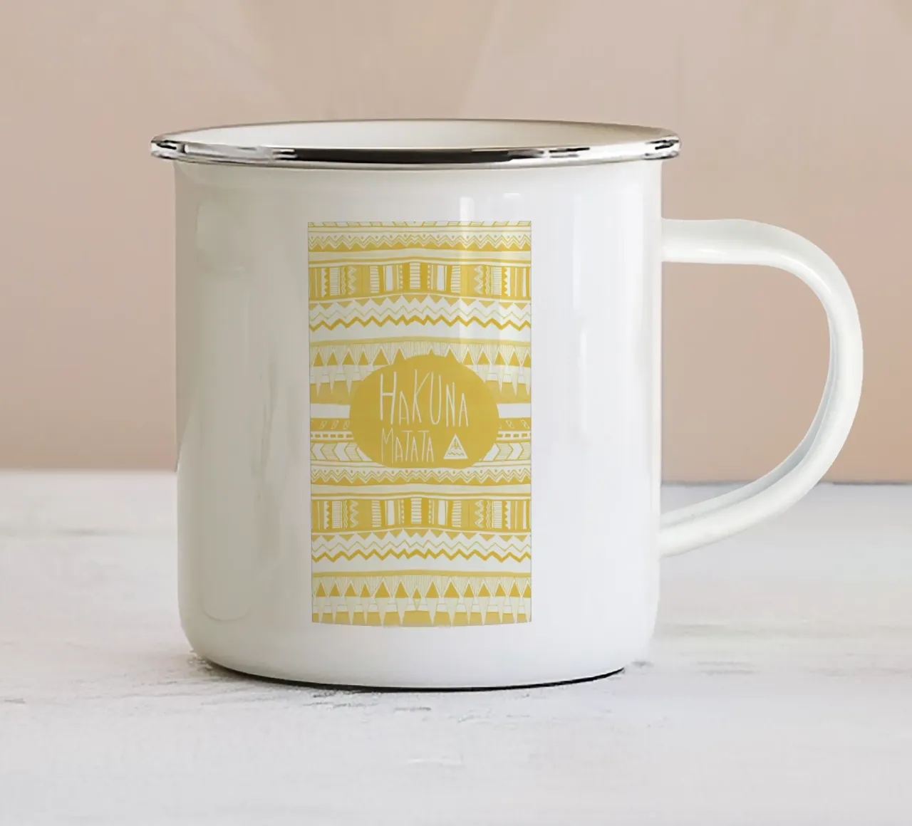 Hakuna Matata Yellow tazza in smalto da Vasare Nar
