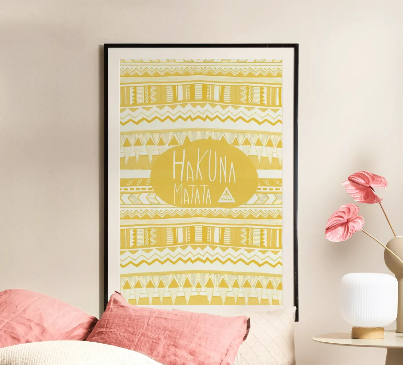 Hakuna Matata Yellow poster con telaio in legno da Vasare Nar