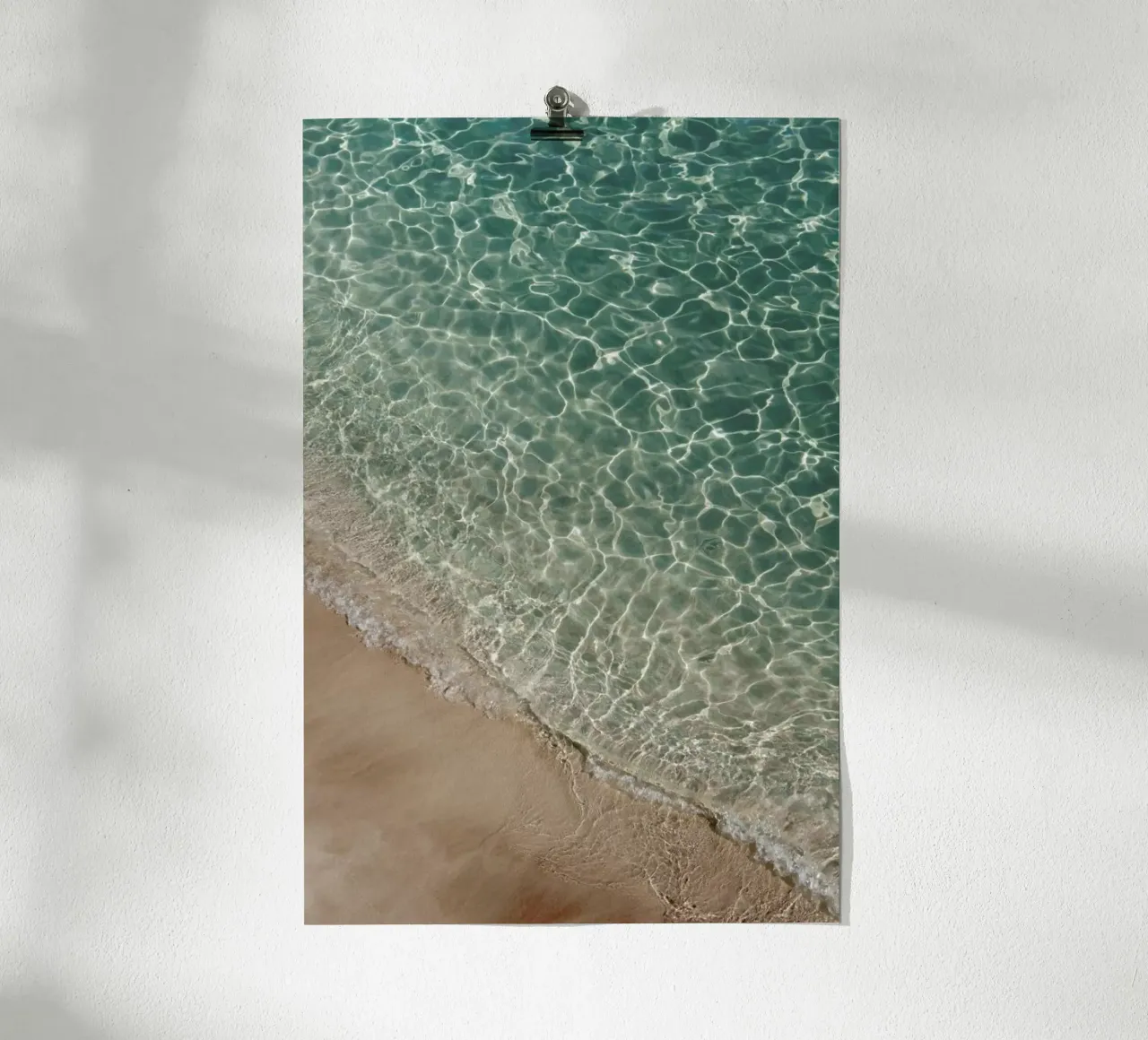 Where Sand and Water Meet poster con telaio in alluminio da Studio Nahili