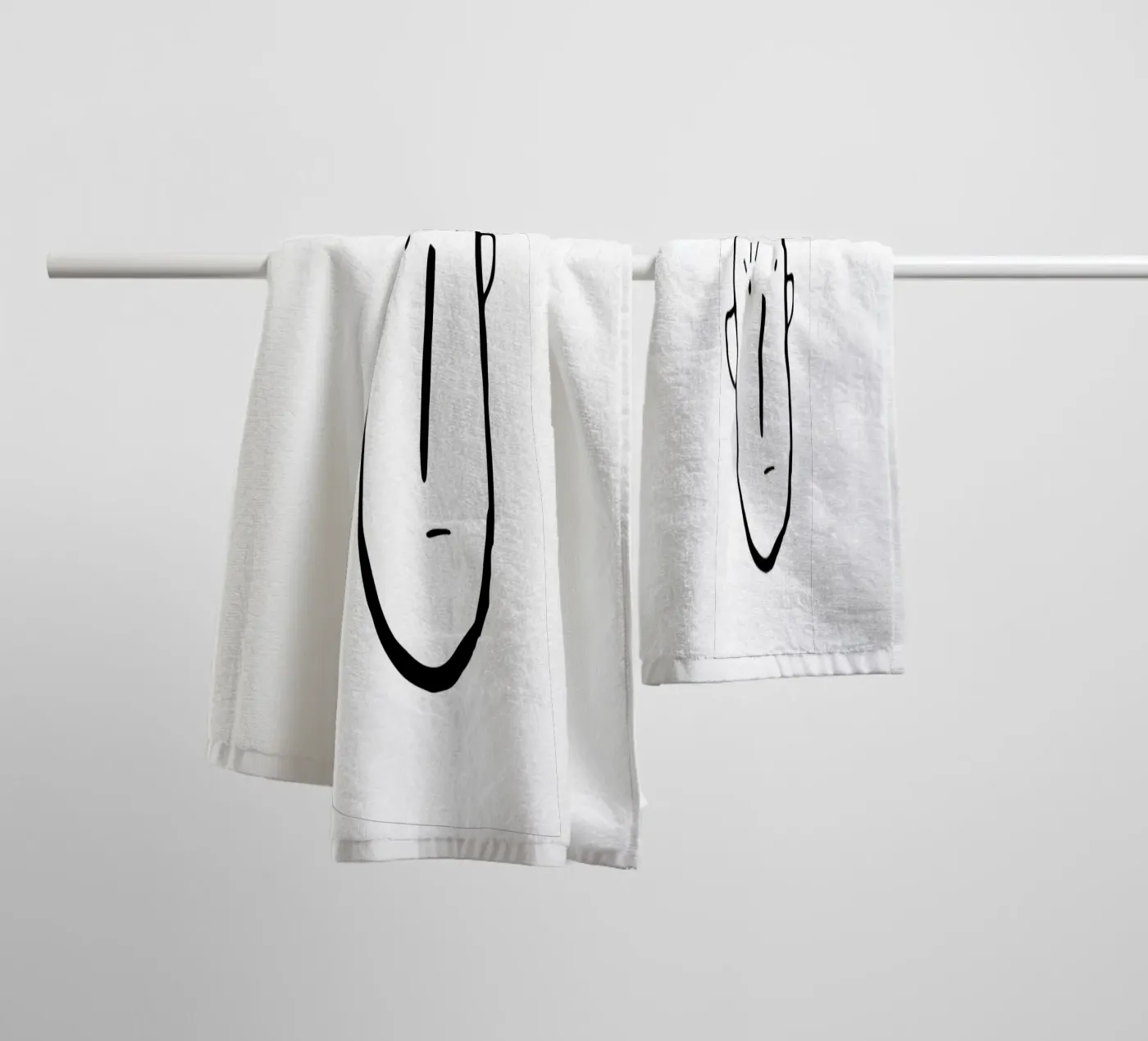 Simplistic face badhanddoek van LisaArtes