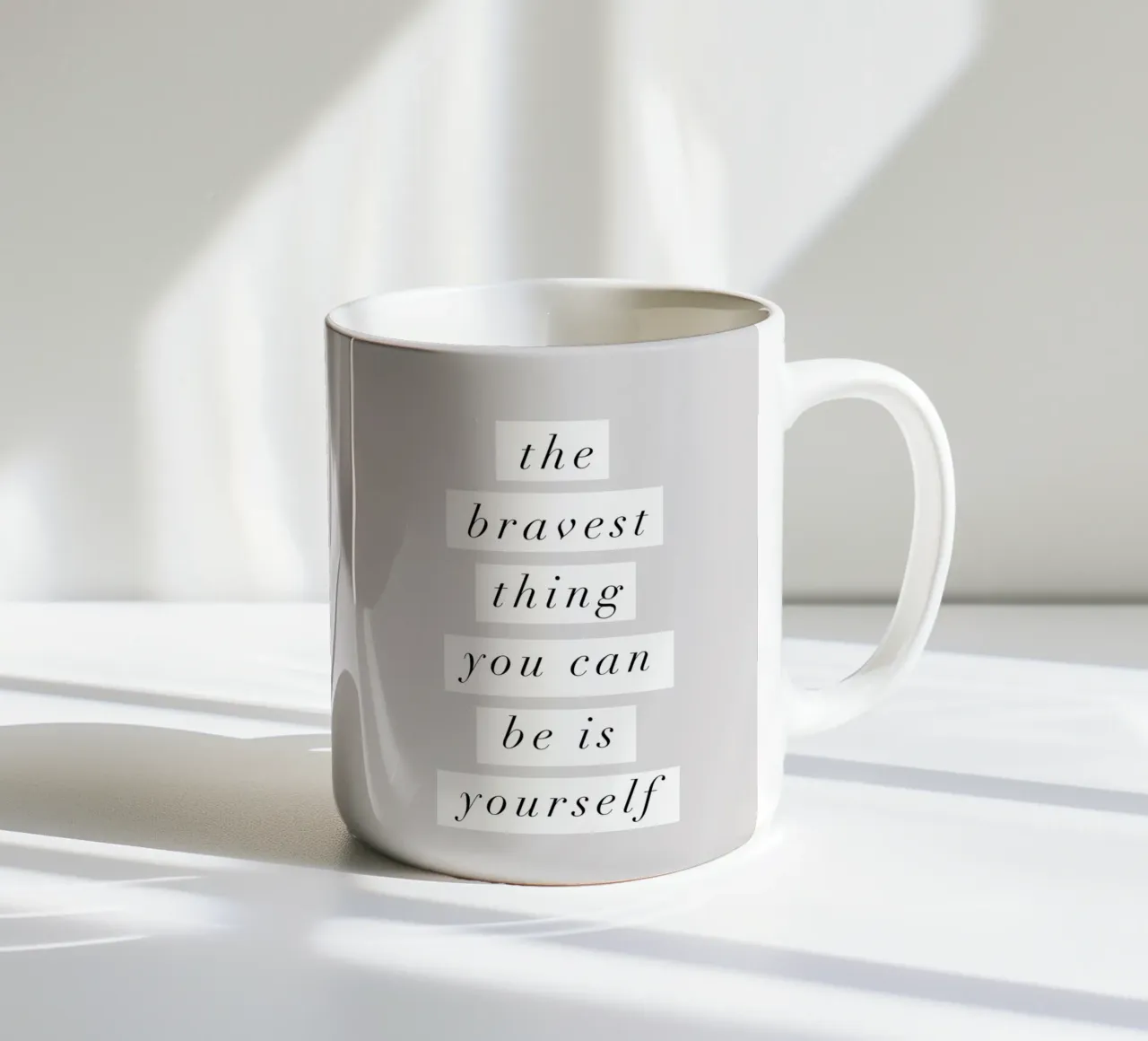 La cosa più coraggiosa che puoi essere è te stesso Typografie Design tazza in ceramica da THE MOTIVATED TYPE