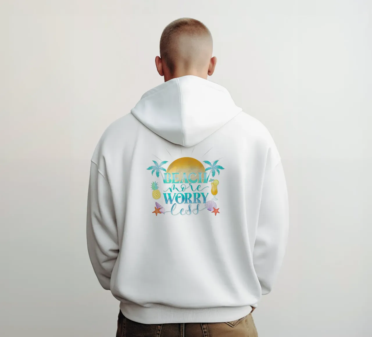 Spiaggiare di più. Worry Less. Lettering fresco con sensazione di spiaggia felpa con cappuccio da CalliLetters